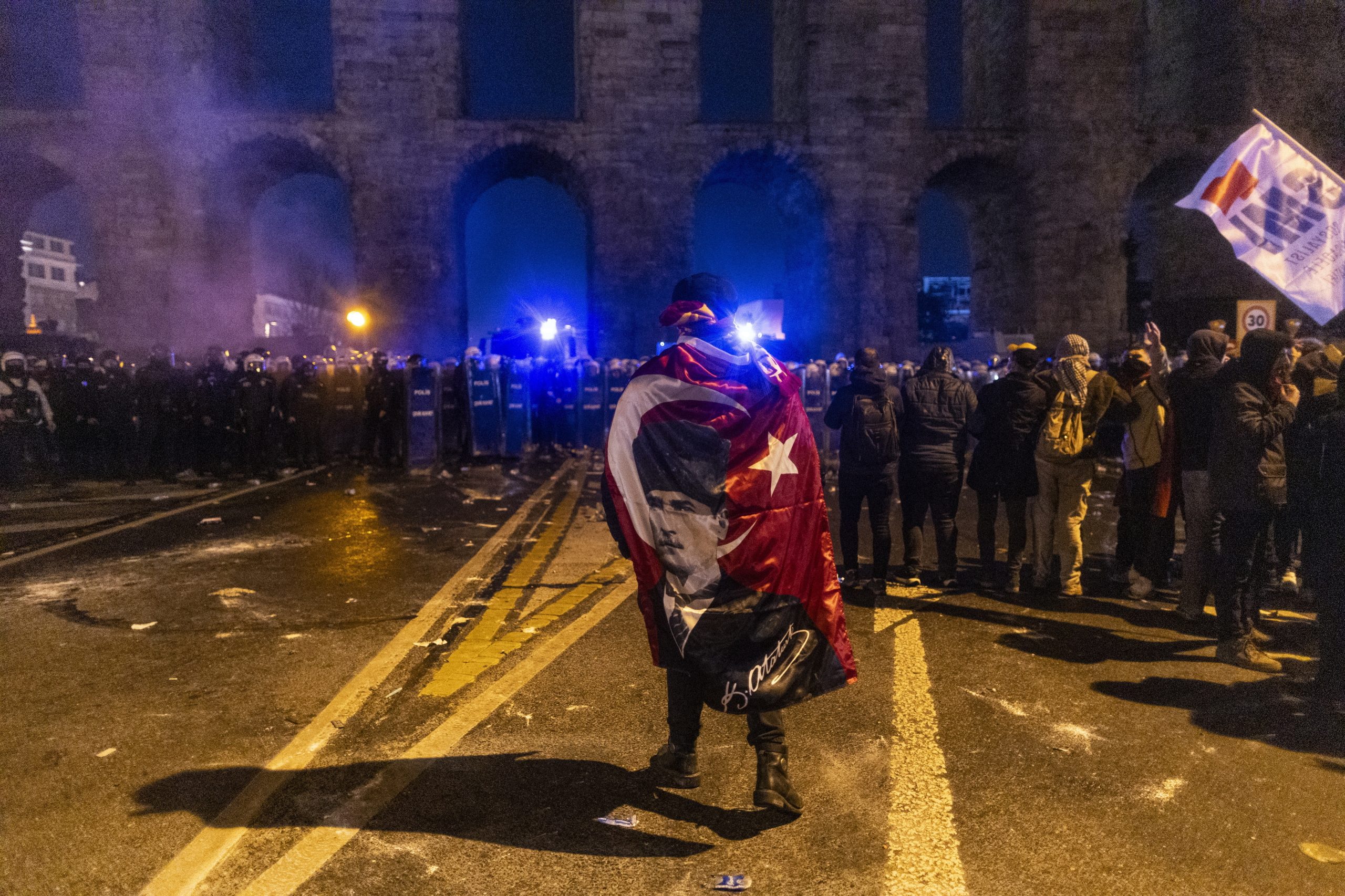 Milhares protestam em Istambul e Izmir contra prisão de rival de Erdogan