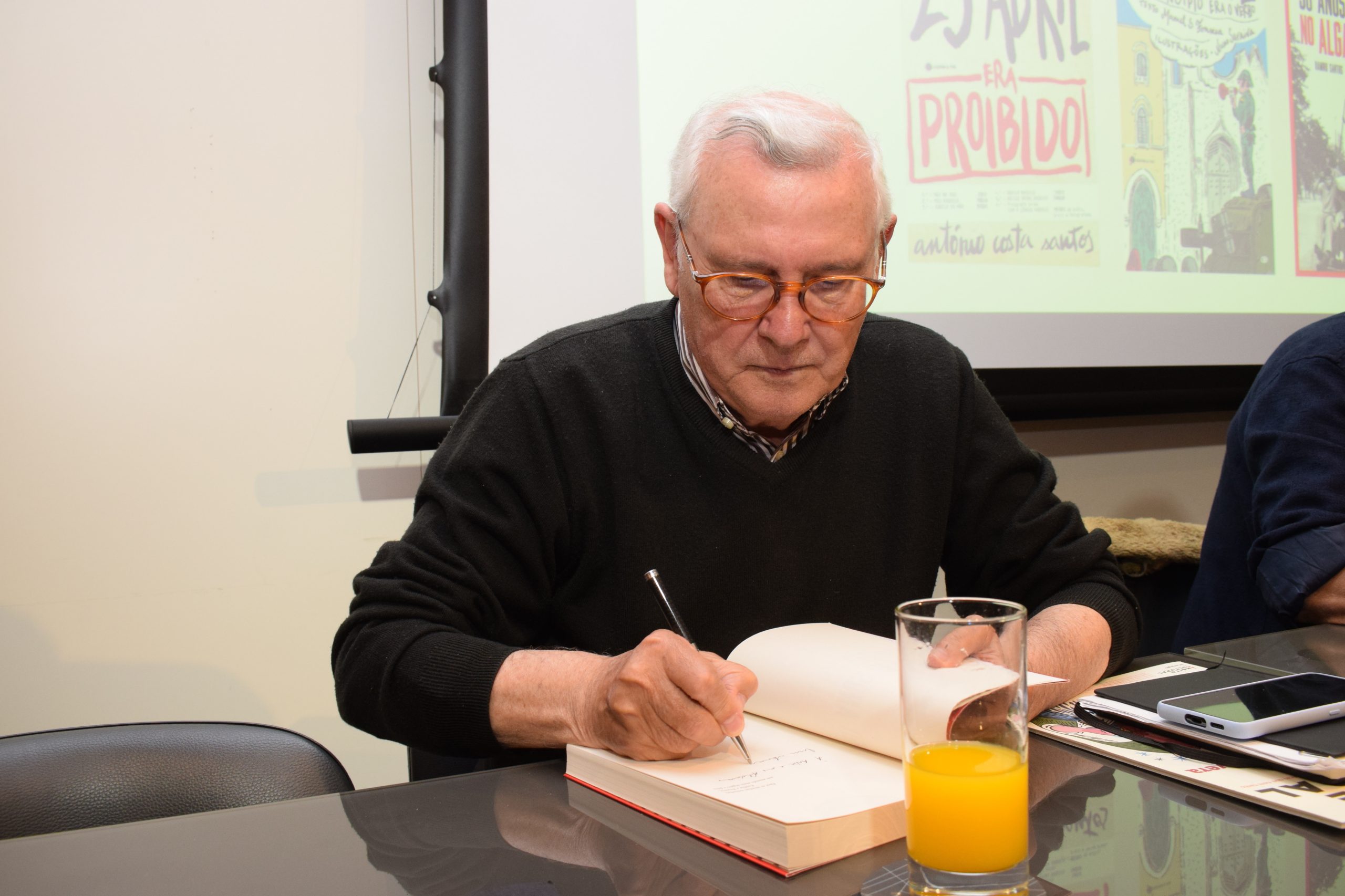 NFT de livro sobre o 25 de Abril vale 10 mil euros