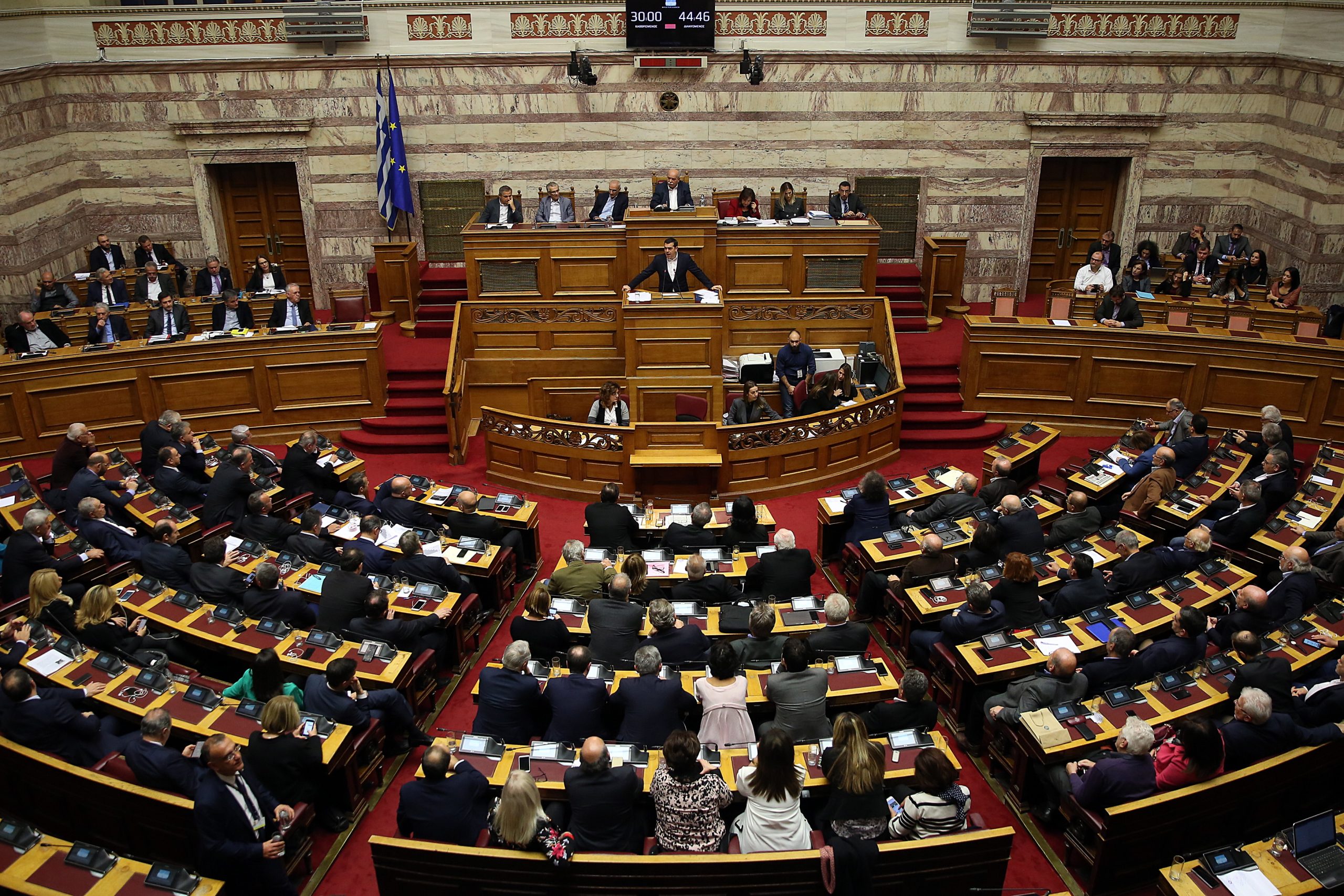 Grécia: Tsipras enfrenta voto de confiança no parlamento