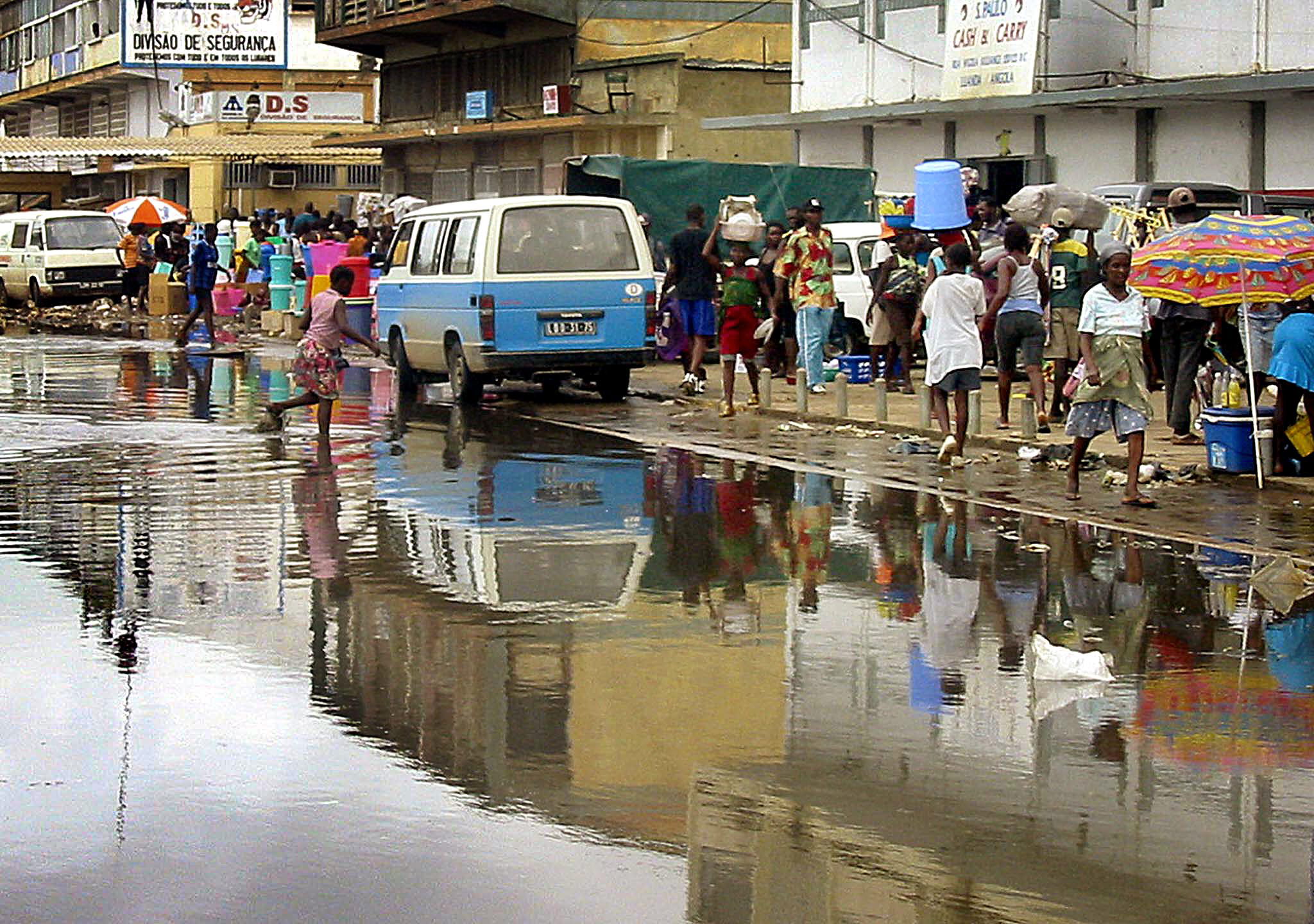 Chuvas torrenciais em Luanda fazem 14 mortos e deixam 8.000 pessoas desalojadas
