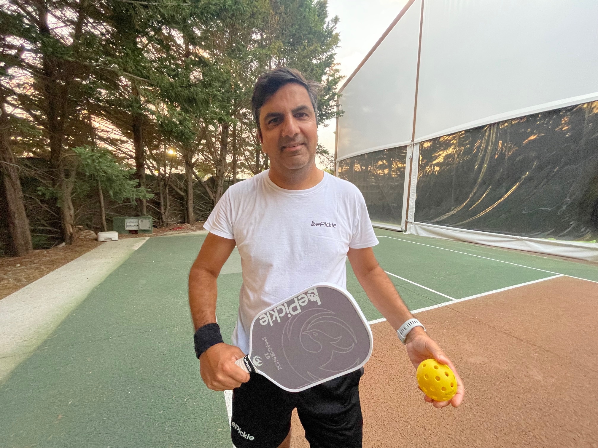 Pickleball. Jovens curiosos e seniores ativos aderem a nova moda de raquetes que não quer concorrer com o ténis ou padel
