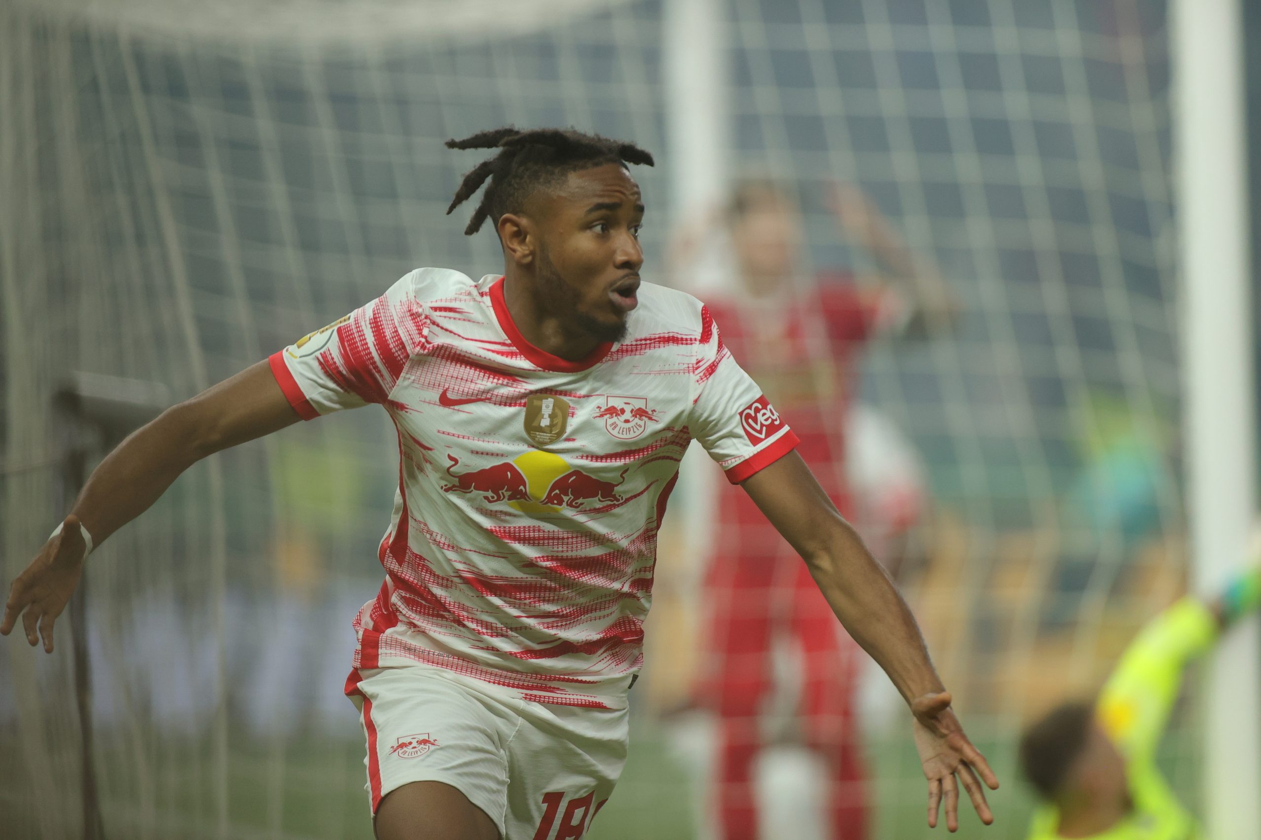 Christopher Nkunku, um dos jogadores mais sondados deste mercado de transferências, renova com o Leipzig