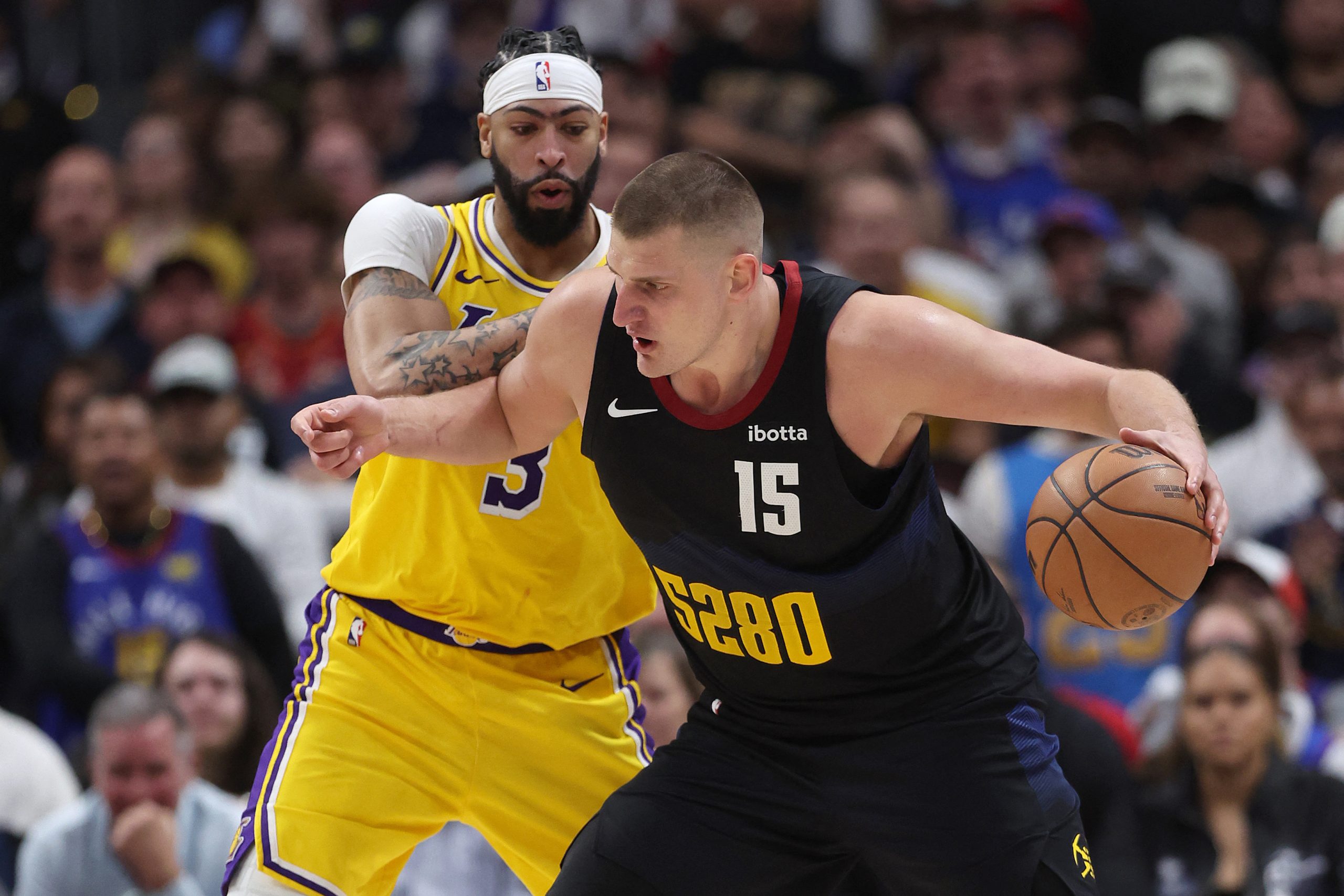 NBA investiga irmão de Jokic por dar soco em adepto