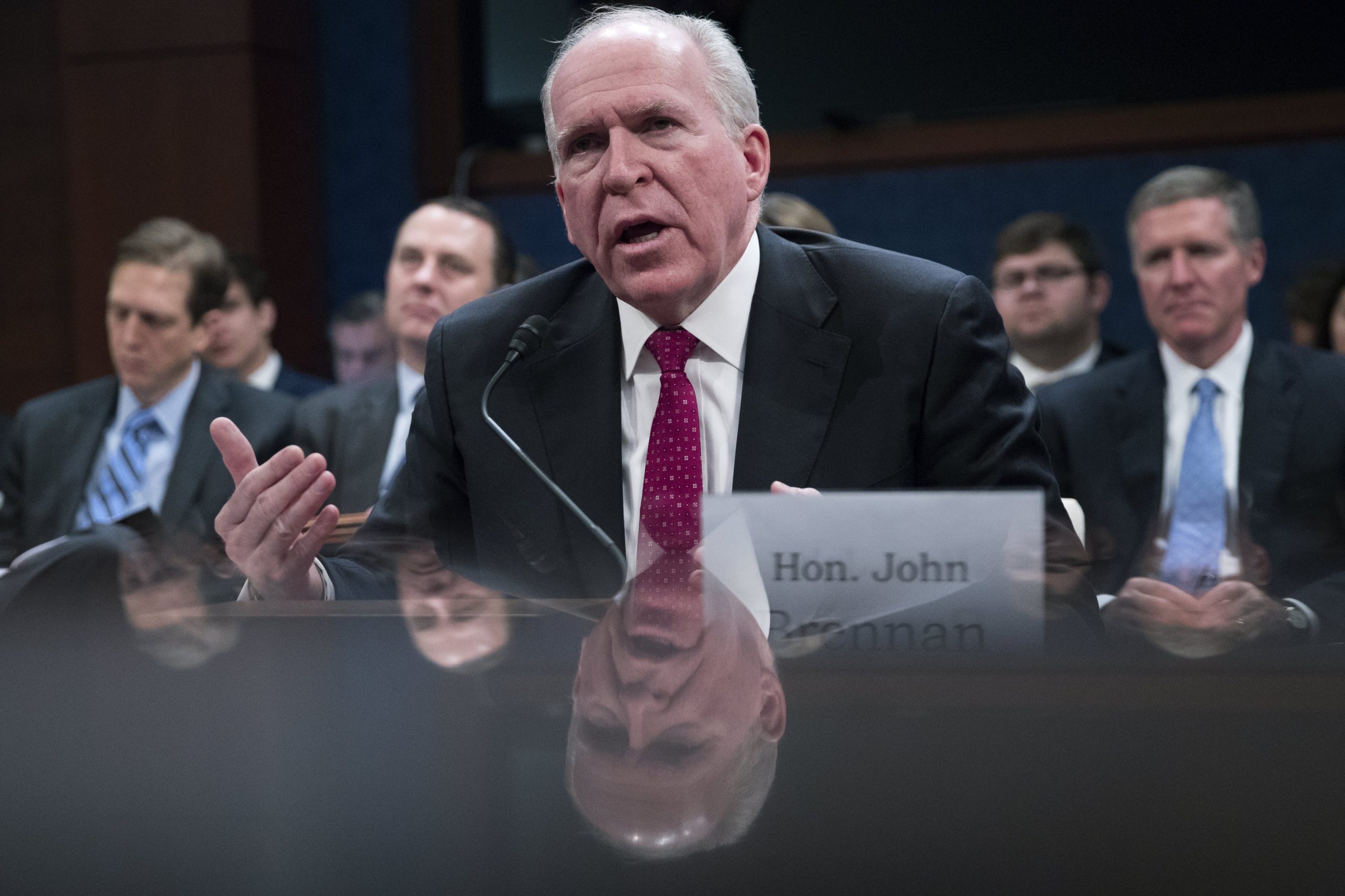 Ex-diretor da CIA John Brennan admite recorrer à Justiça contra Donald Trump