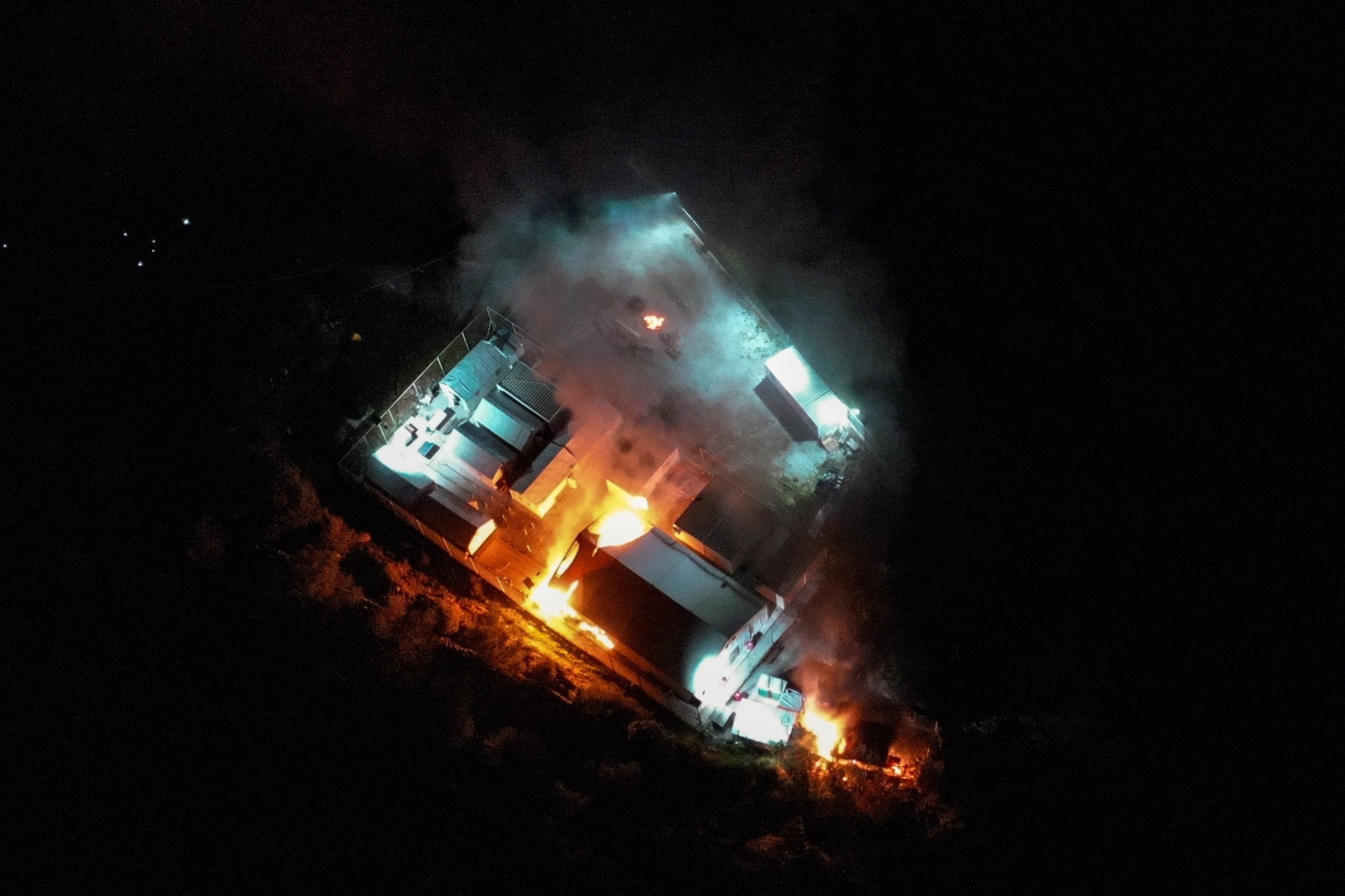 Habitantes de Lesbos incendeiam centro de acolhimento de refugiados desocupado