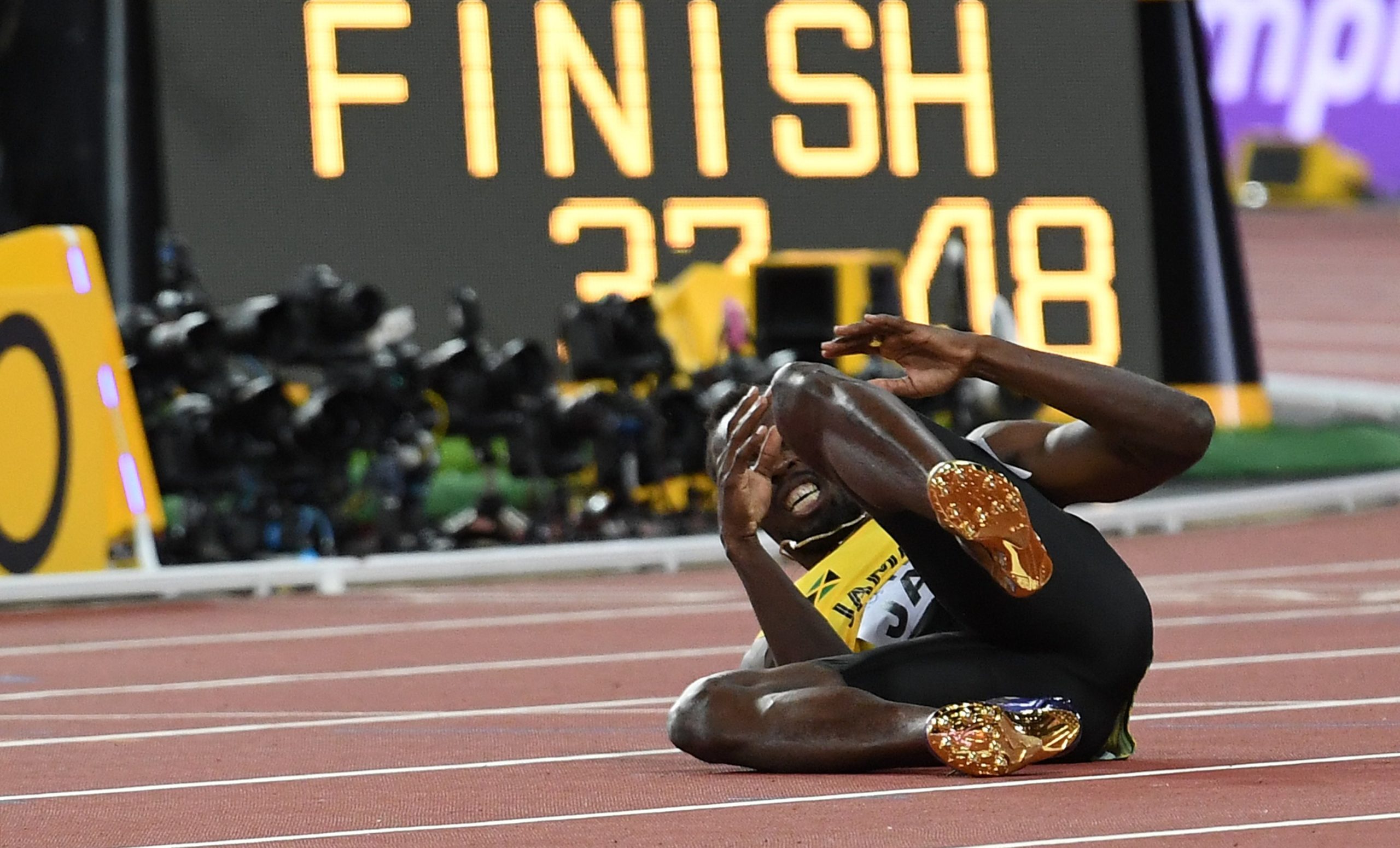 Foi uma cãibra que travou Bolt na final dos 4×100 metros