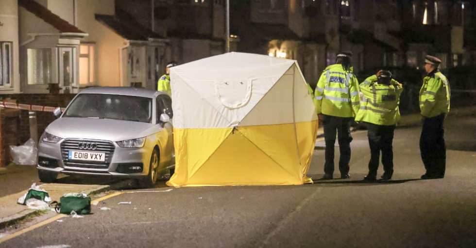 Mulher e duas crianças esfaqueadas em rua de Londres