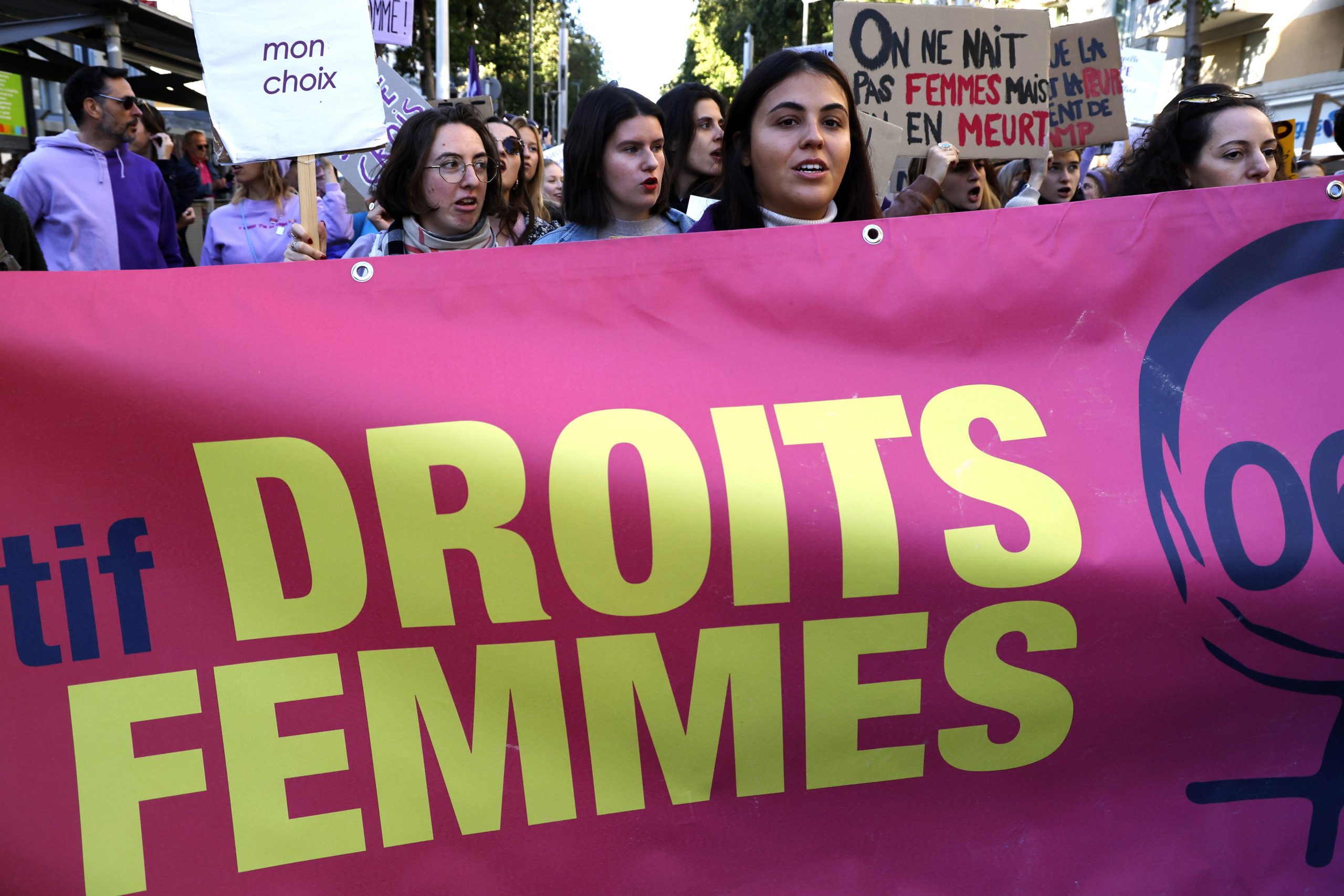Milhares de pessoas vestidas de roxo protestaram contra a violência contra as mulheres em Paris
