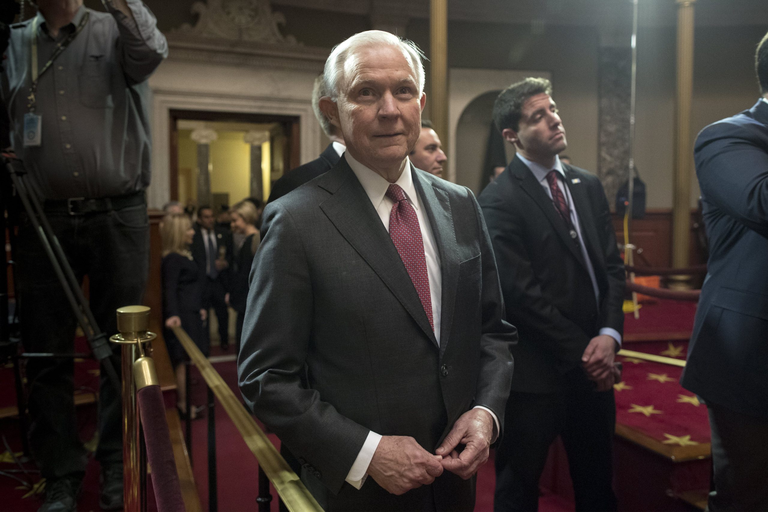 Procurador-geral de Trump reuniu-se com russos durante a campanha. Duas vezes