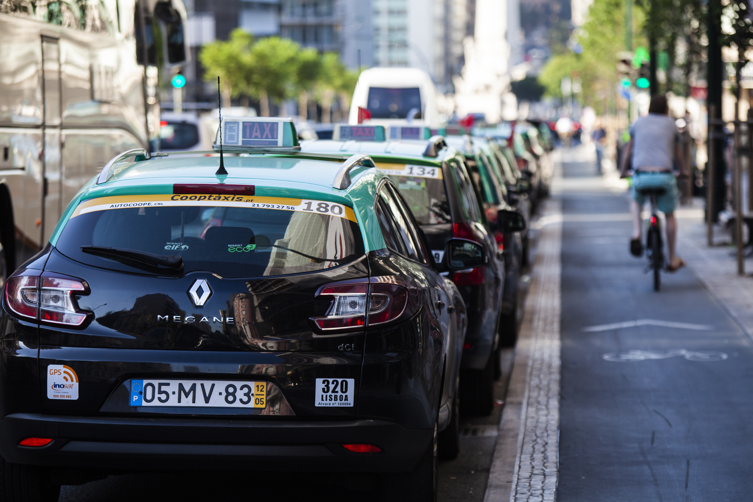 Acesso à praça de táxis no aeroporto de Lisboa passa a ser controlado a partir da próxima semana