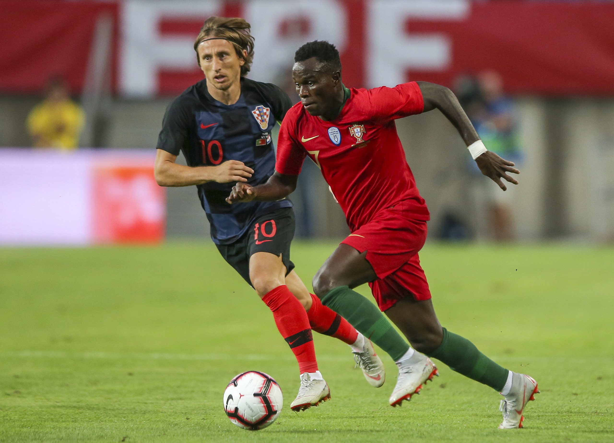 Bruma assina pelo PSV e diz estar a seguir os passos de Romário e Ronaldo