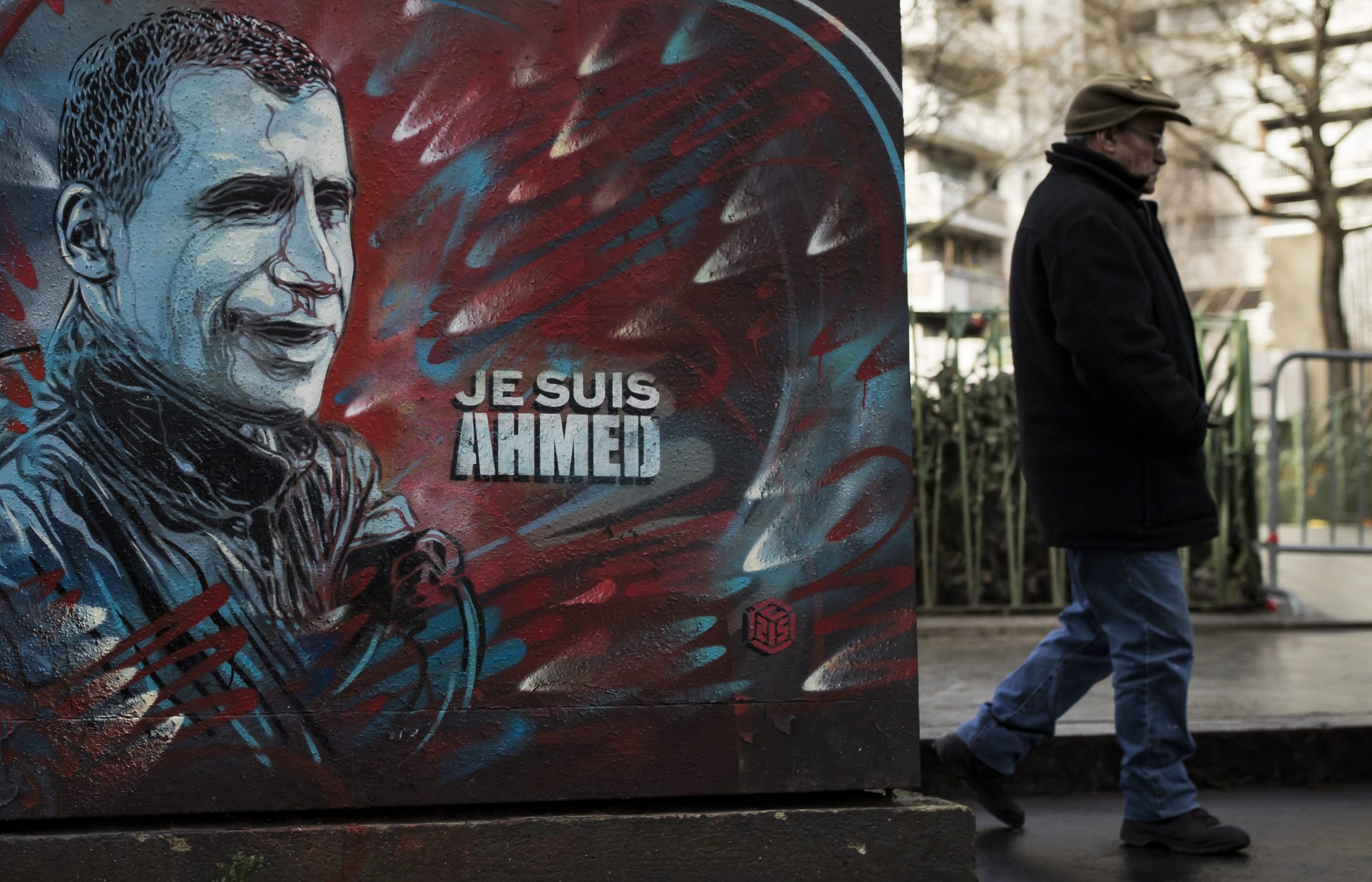 Desenhadora do Charlie Hebdo diz que o semanário continua a combater “os fundamentalismos religiosos”
