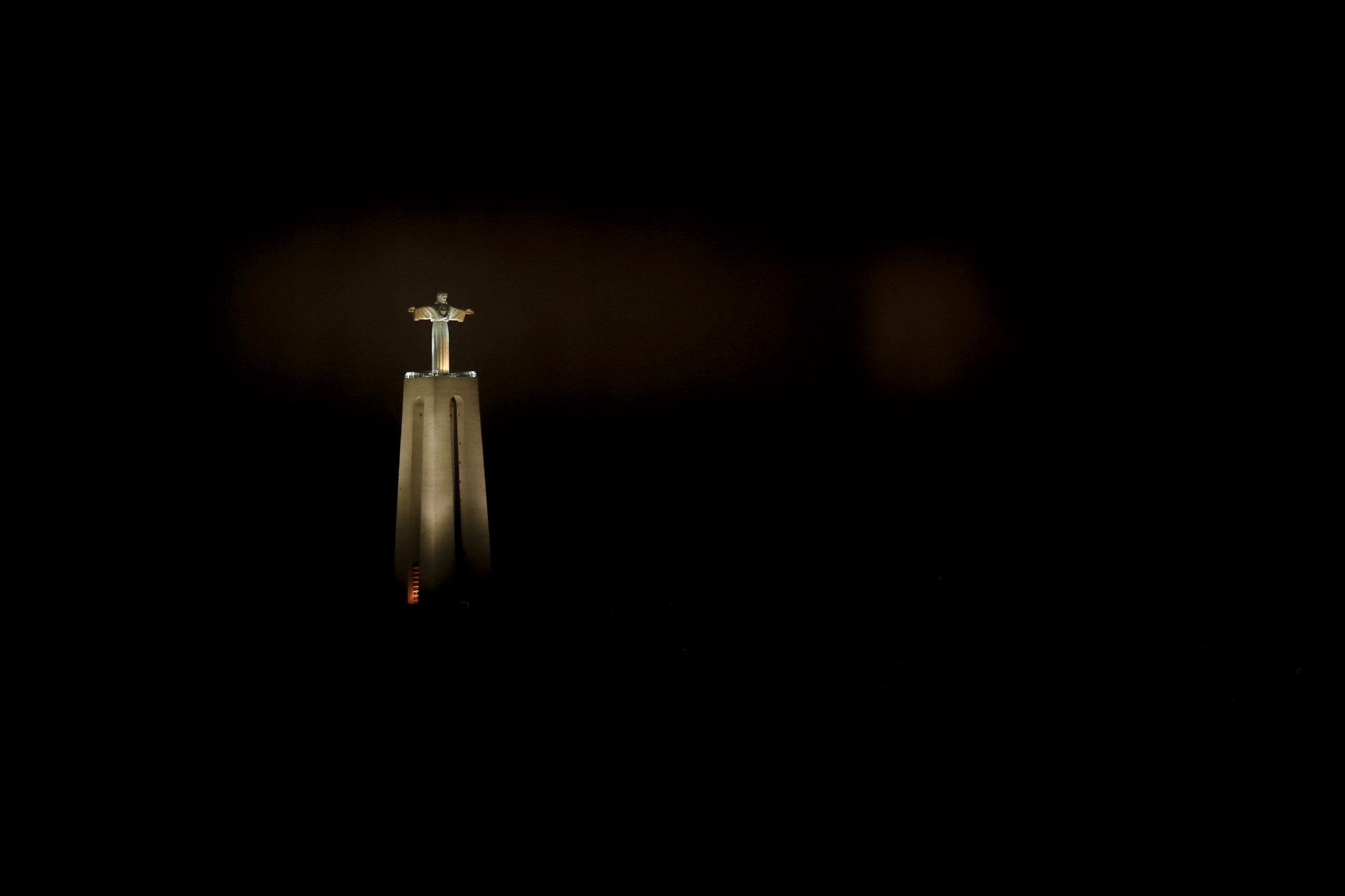Cristo-Rei e outros monumentos iluminam-se de vermelho contra perseguição de cristãos