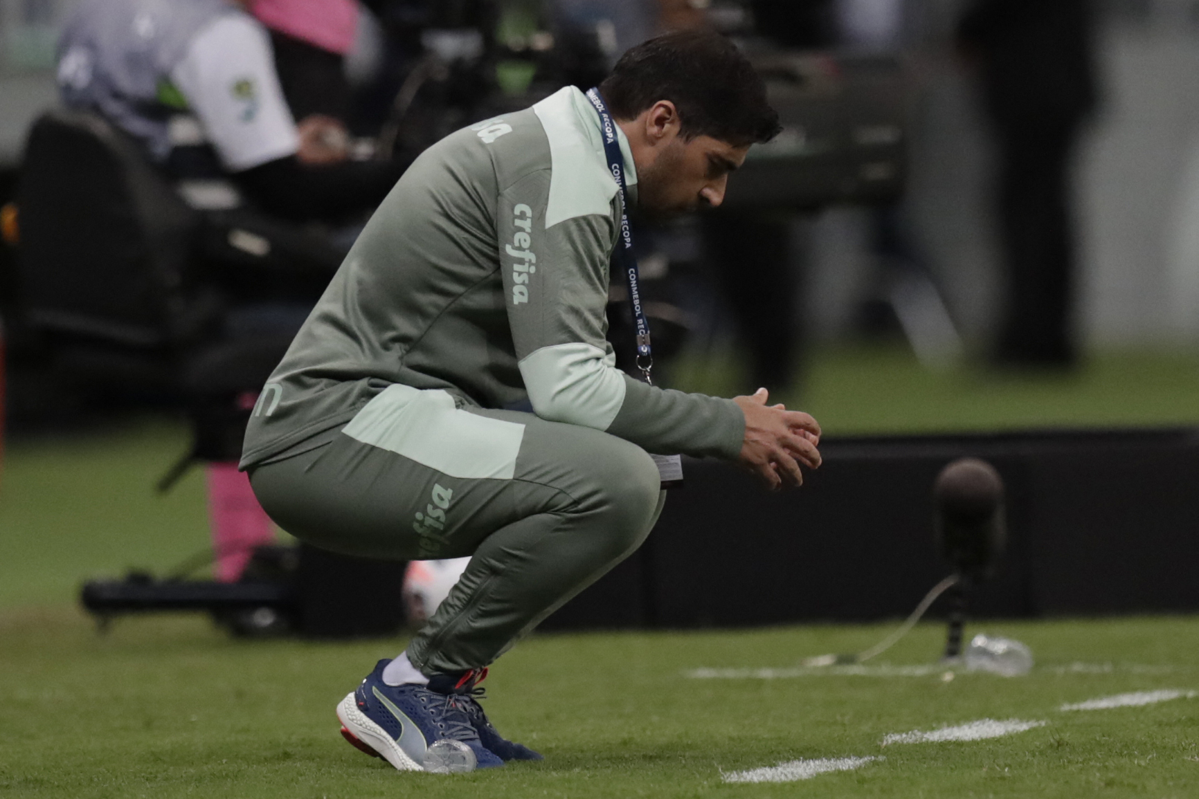 Mulher de Abel Ferreira promete vender um dos seus carros se o treinador voltar a ser expulso