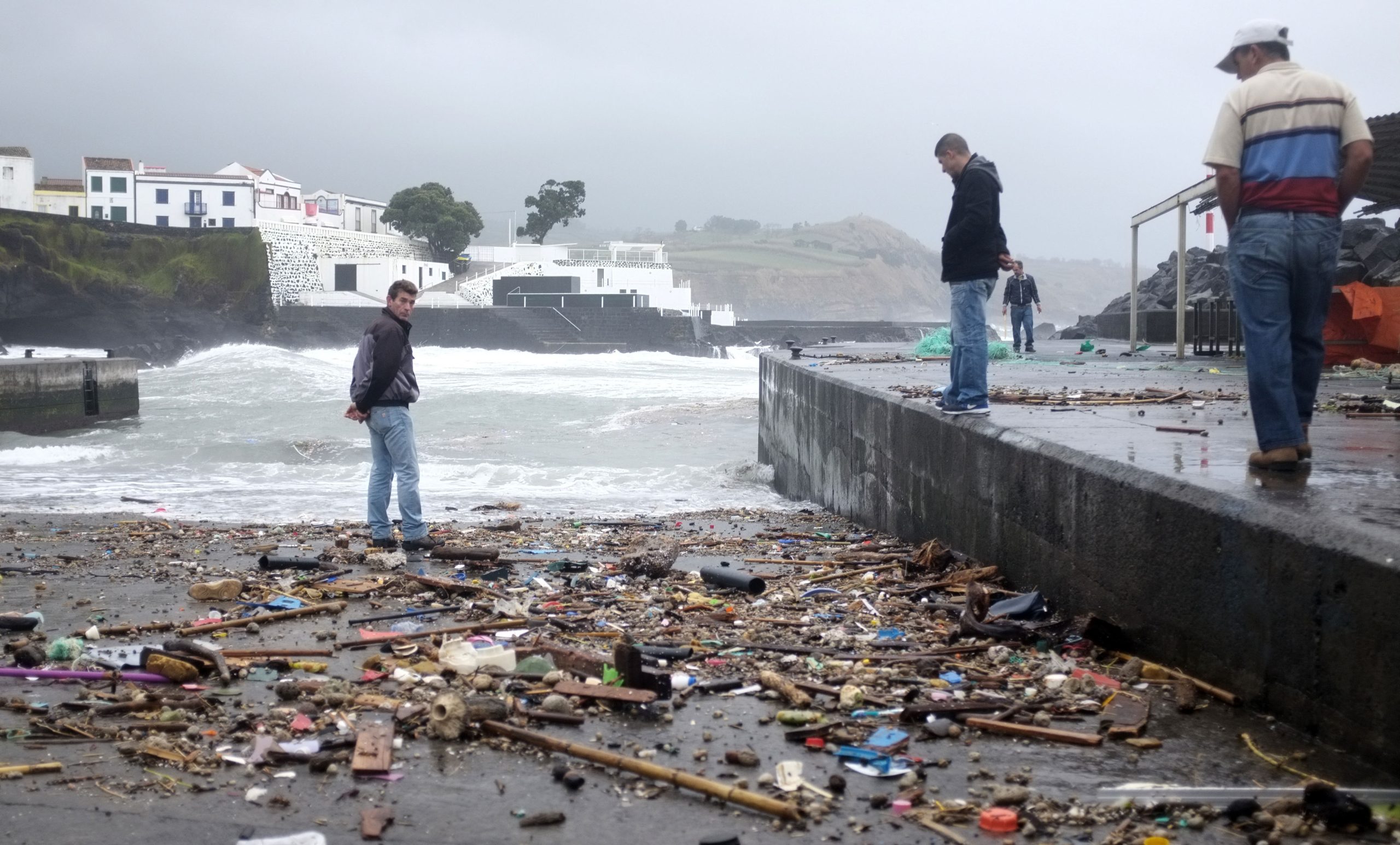 Dois portos dos Açores encerrados a toda a navegação