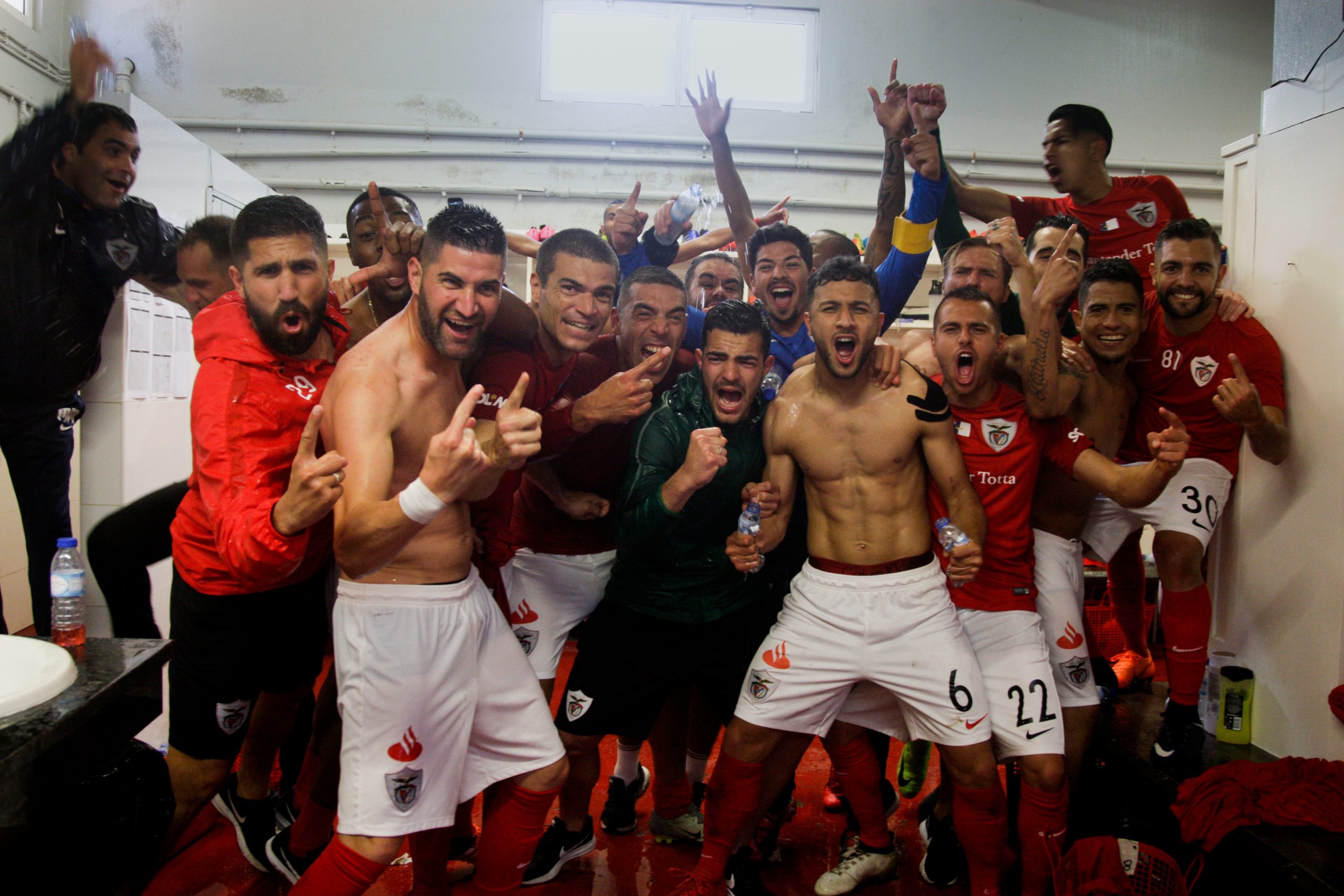 II Liga: Santa Clara foi recebido em festa no aeroporto e no centro da cidade de Ponta Delgada