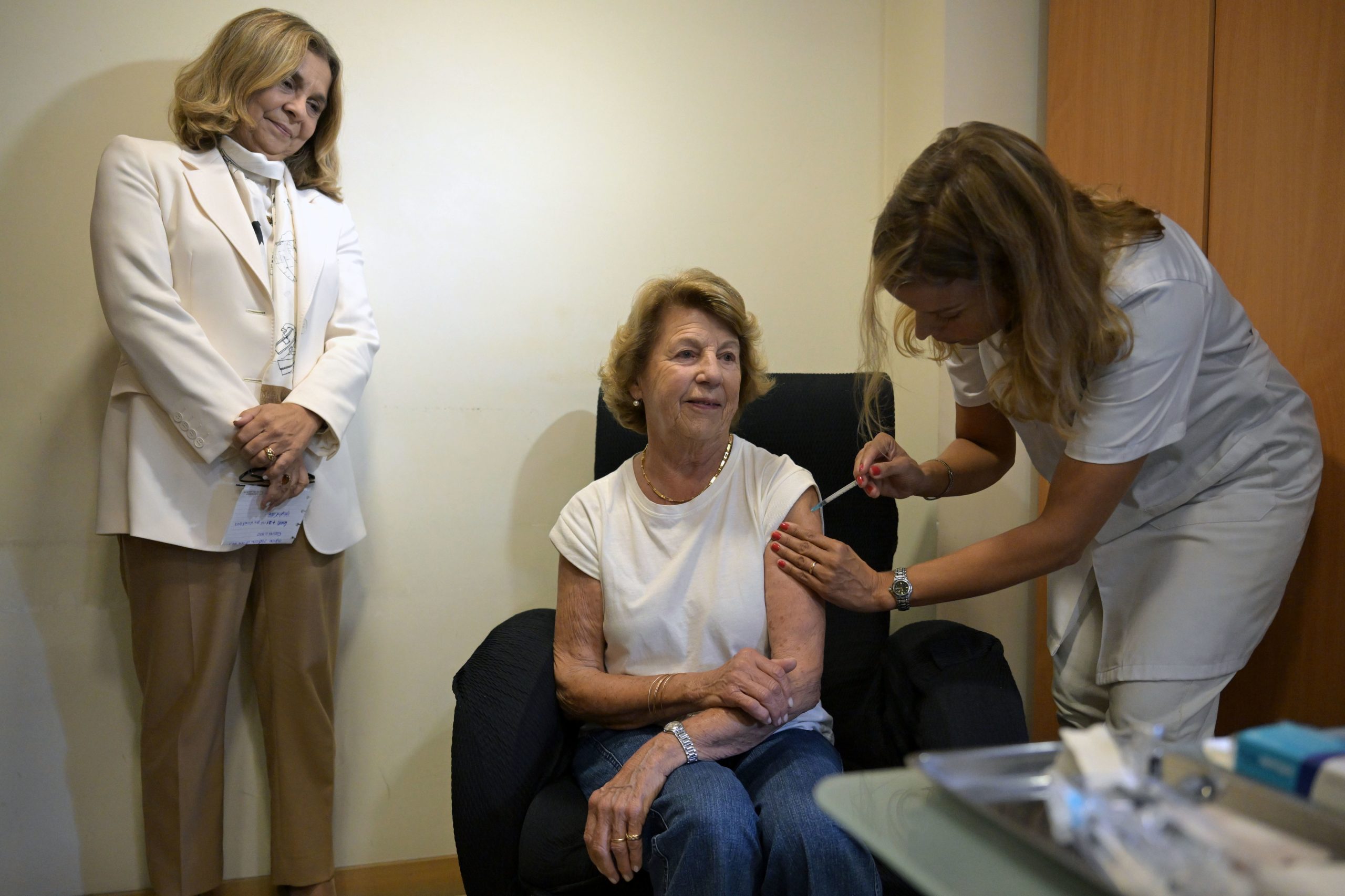 Vacinação gratuita contra a gripe e covid-19 alargada a pessoas entre os 50 e 59 anos