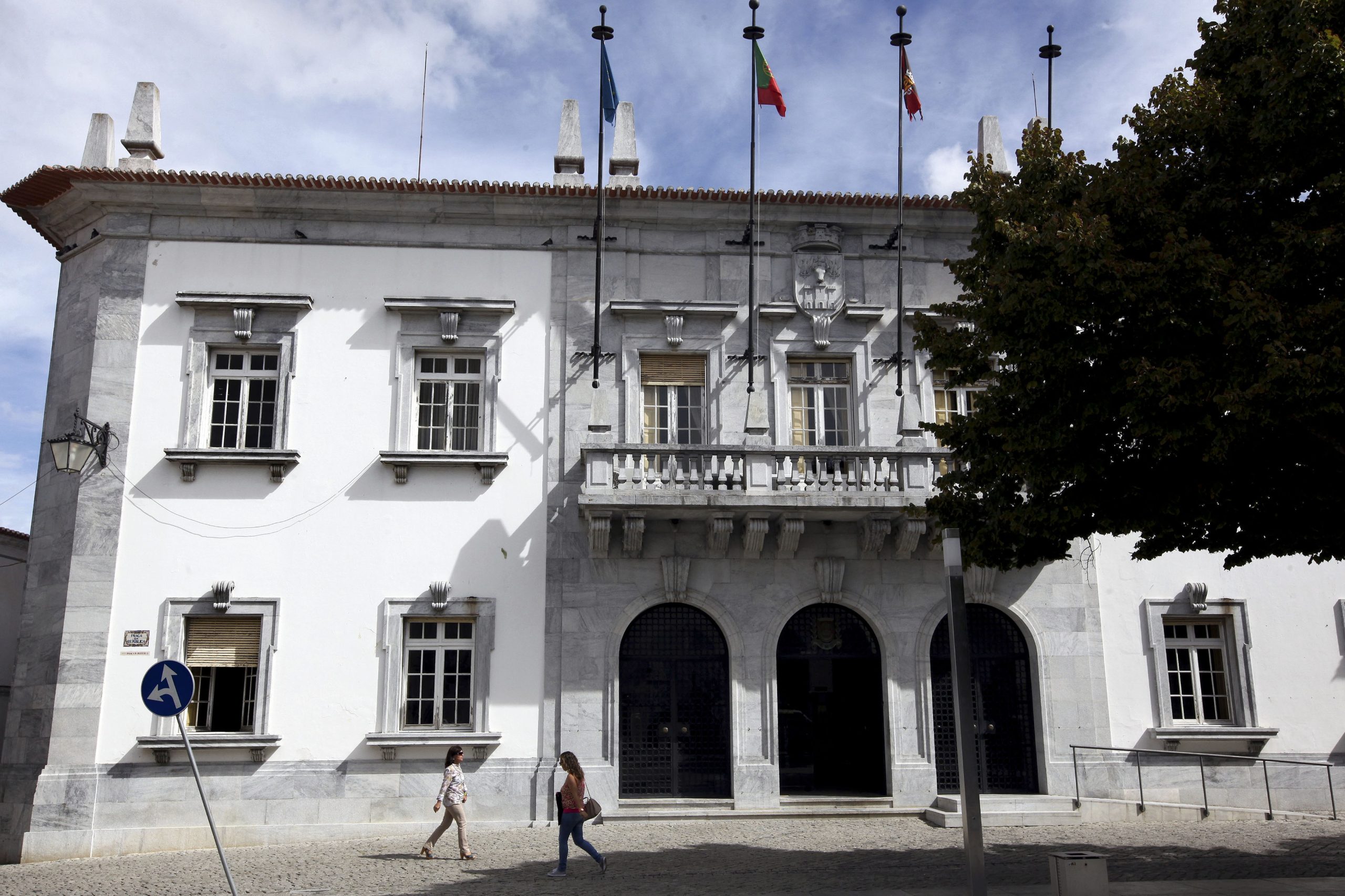 Câmara de Beja instala minibibliotecas em 12 unidades hoteleiras do concelho