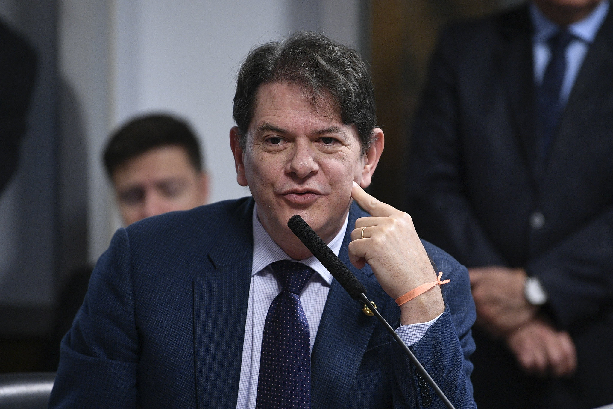 Brasil. Ex-ministro de Educação de Dilma foi baleado quando tentava furar um piquete de policias em greve com uma retroescavadora