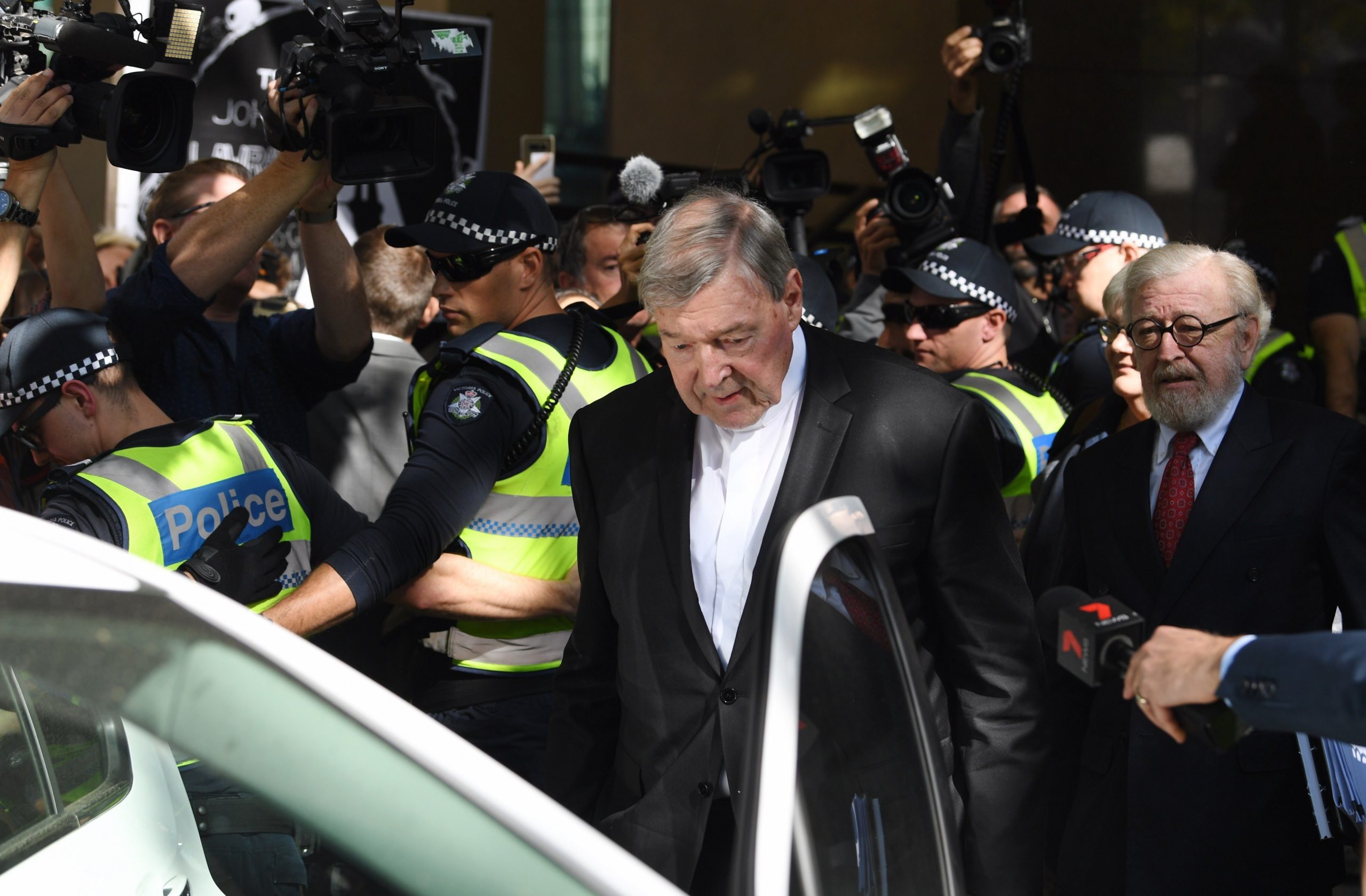 Papa confirma proibição de sacerdócio a cardeal australiano condenado por abusos