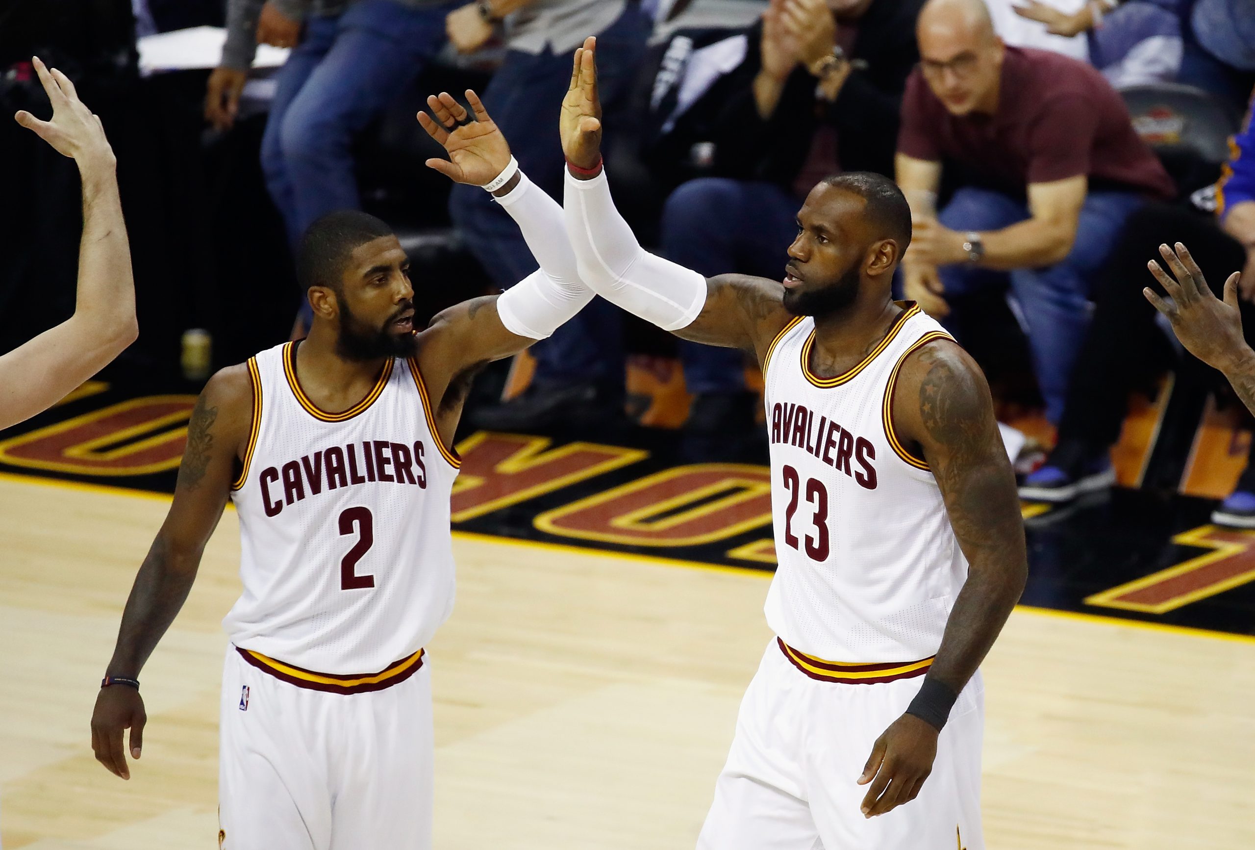 Kyrie vs. LeBron: o divórcio que está a abalar a NBA