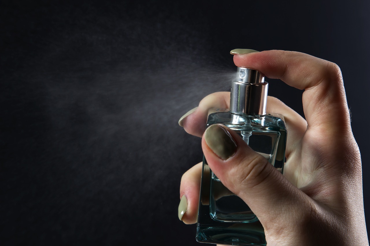 Perfumes de luxo vs. imitações baratas: a batalha dos cheiros também se faz nas redes sociais