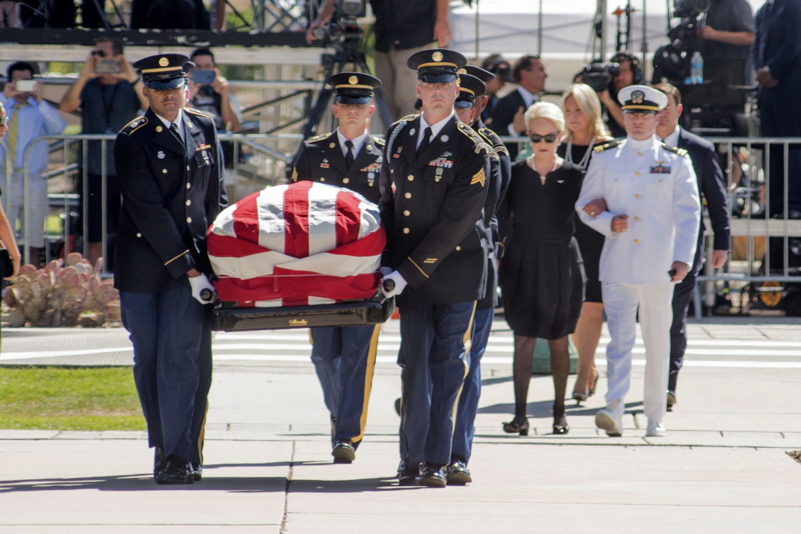 Milhares despedem-se de McCain no Arizona em cerimónia que marca início de 5 dias de tributos