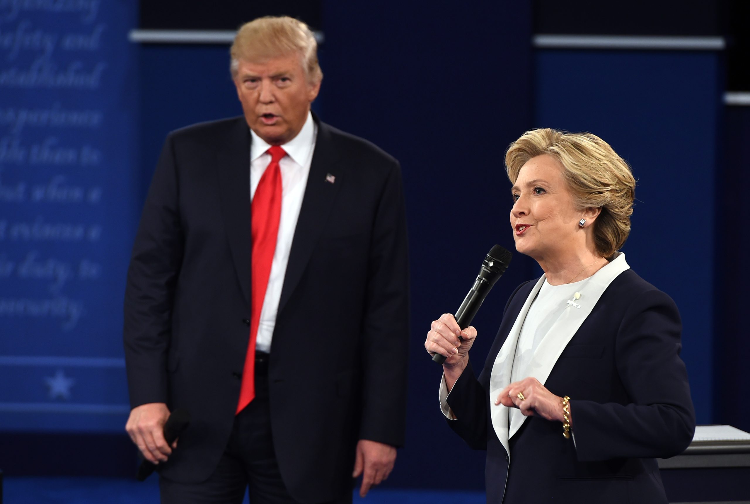 Segundo debate entre Clinton e Trump arranca com troca de acusações sobre abusos contra mulheres