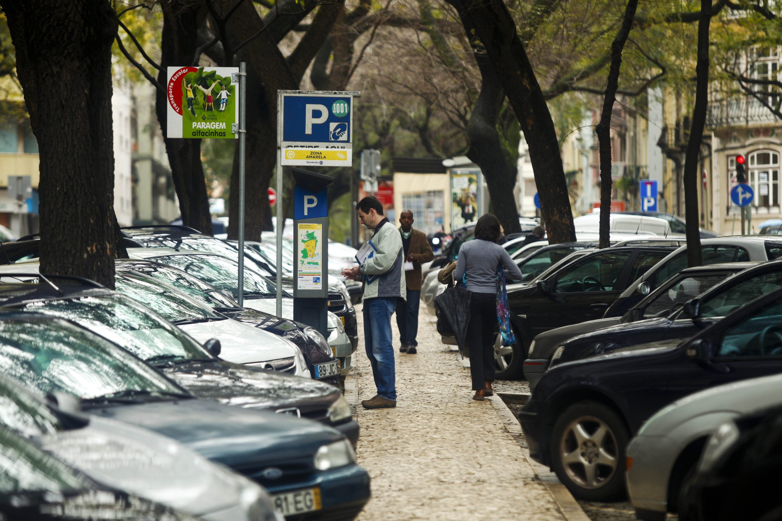 Fiscalizar, multar e rebocar 24 horas por dia. O reforço da EMEL para 2018