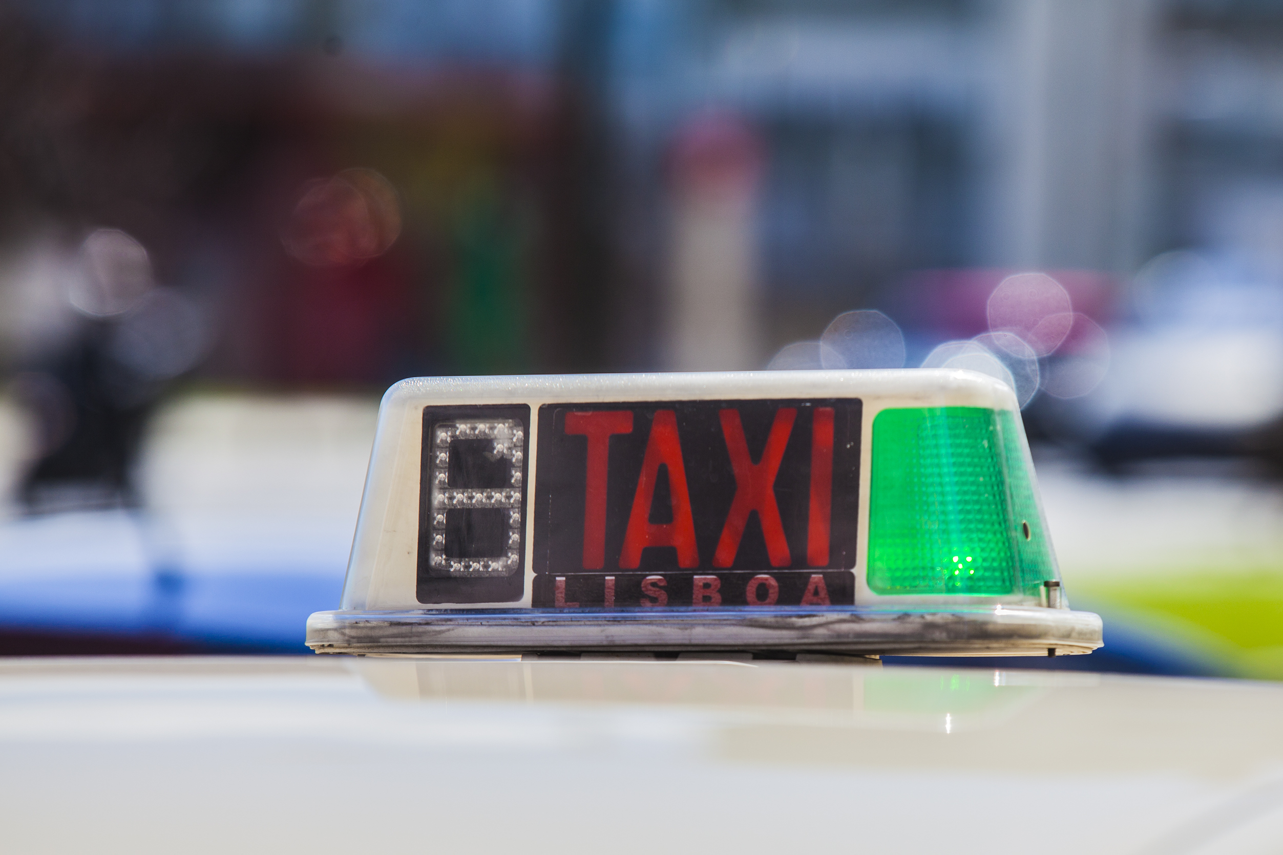 Taxista agredido em tentativa de assalto com arma de fogo na Charneca da Caparica