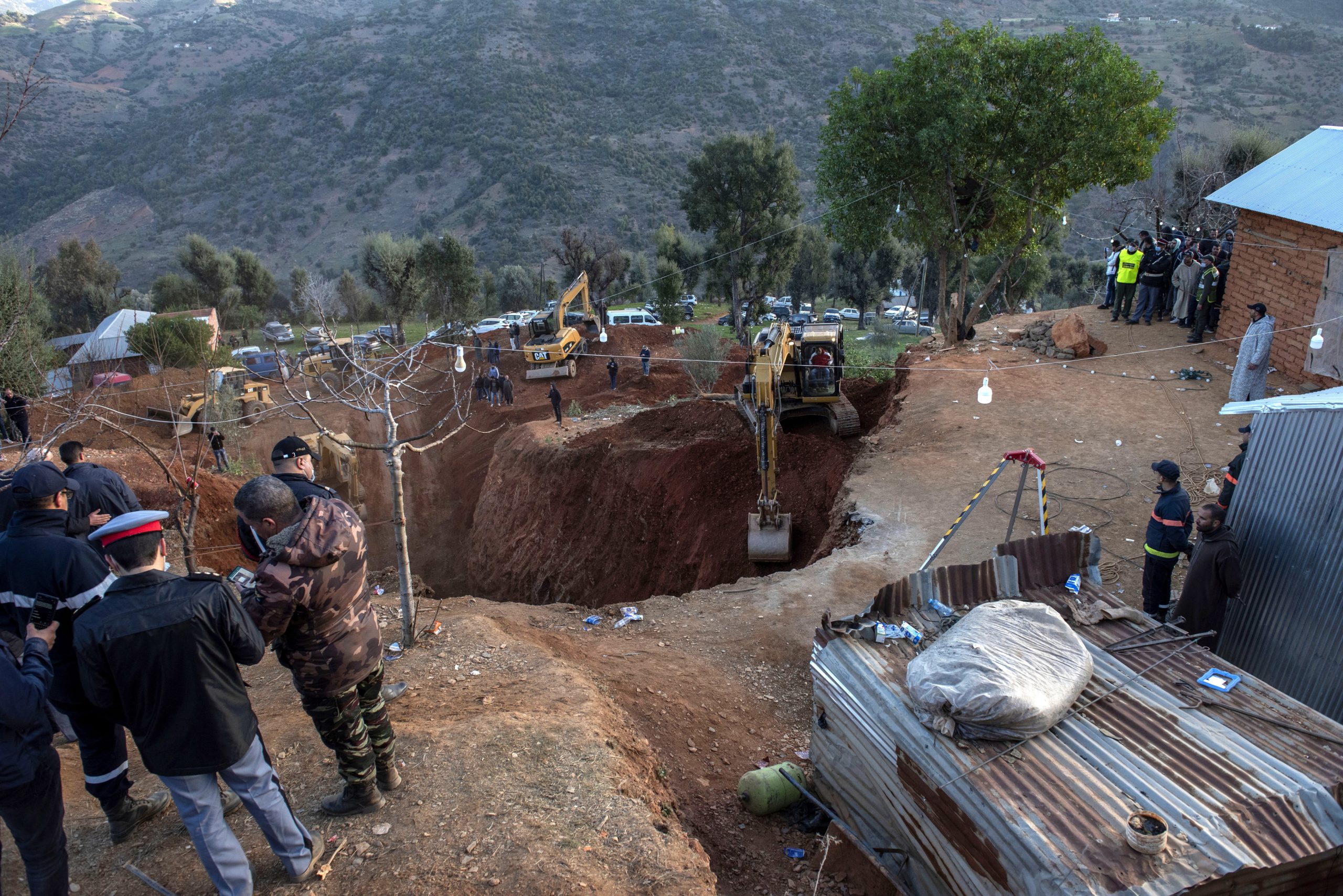 Resgate atrasado por uma rocha. Socorristas tentam aproximação final para salvar criança que caiu num poço em Marrocos