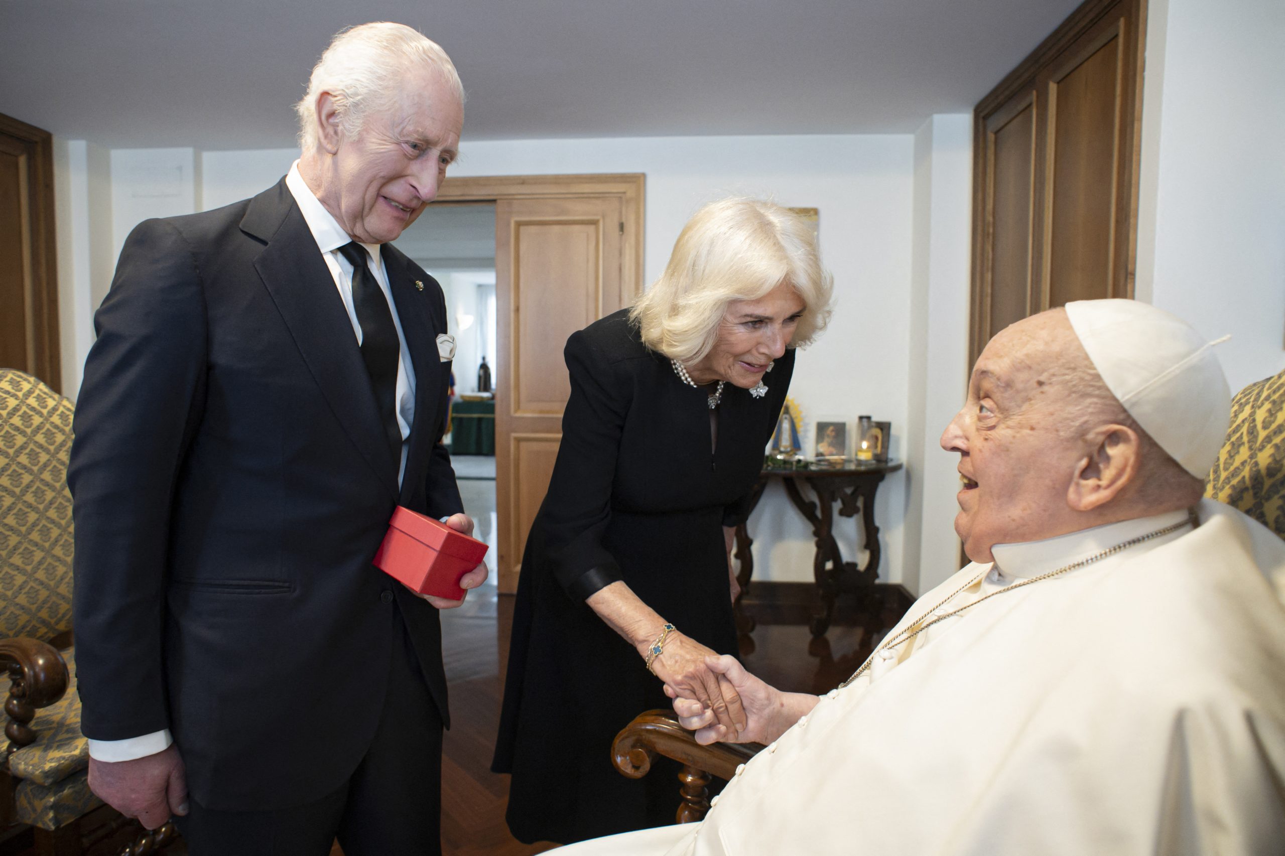 Vaticano divulga foto do Papa Francisco com Carlos e Camilla