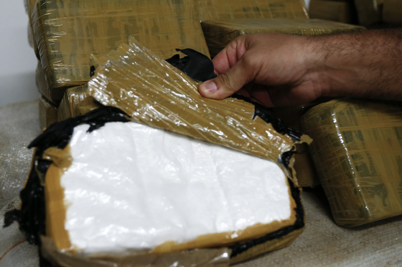 Apreensão de 1,9 toneladas de cocaína em alto mar levou à detenção de cinco pessoas