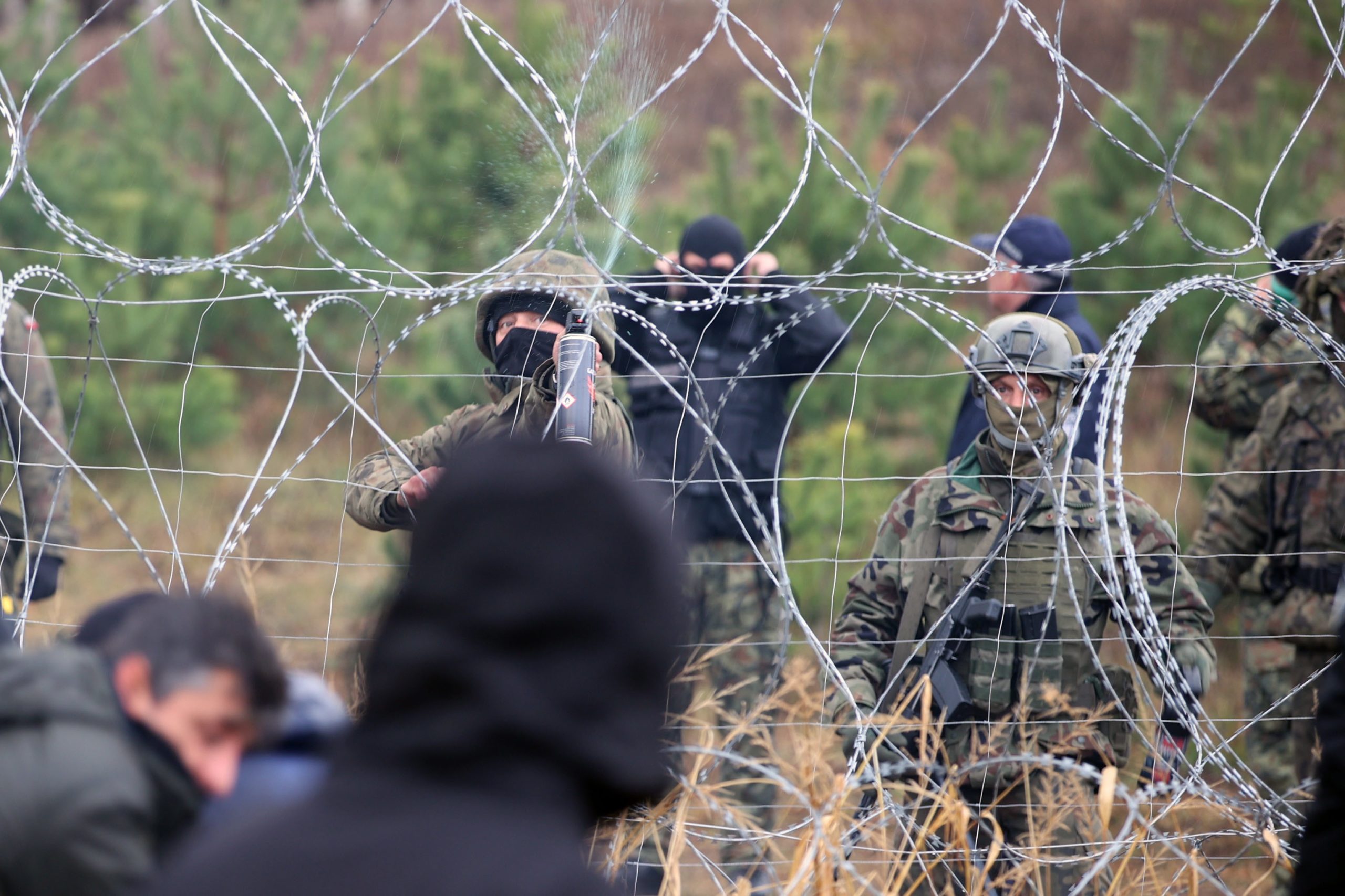 Mais de 460 migrantes tentam cruzar a fronteira entre a Bielorrúsia e a Polónia