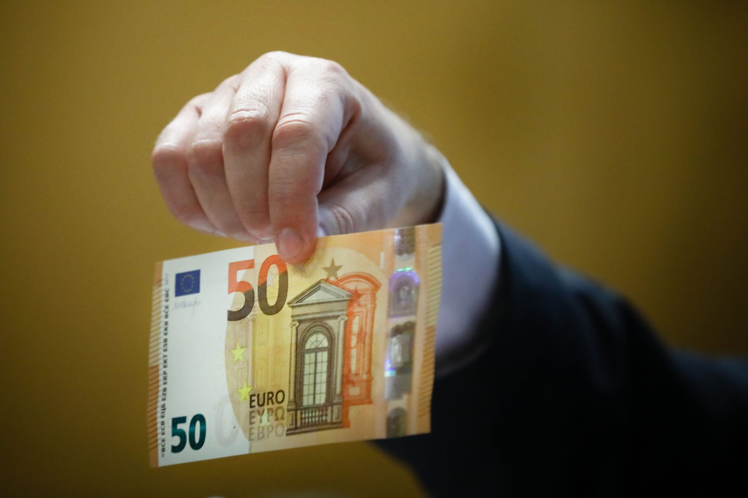 Rede mafiosa que criava notas de 50 euros falsas desmantelada em operação europeia. 44 pessoas foram detidas