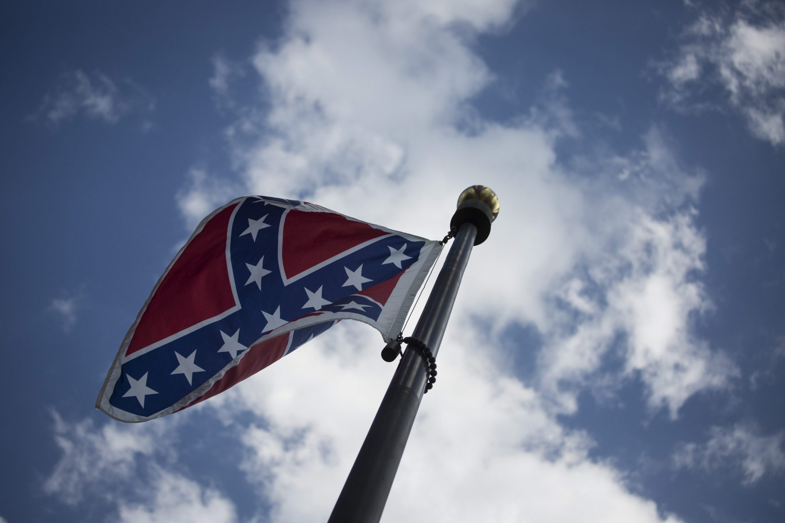 EUA: Mississipi aprova remoção de símbolo da Confederação da bandeira