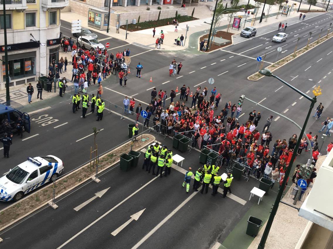 Praça do Marquês de Pombal abre-se à festa dos adeptos do Benfica