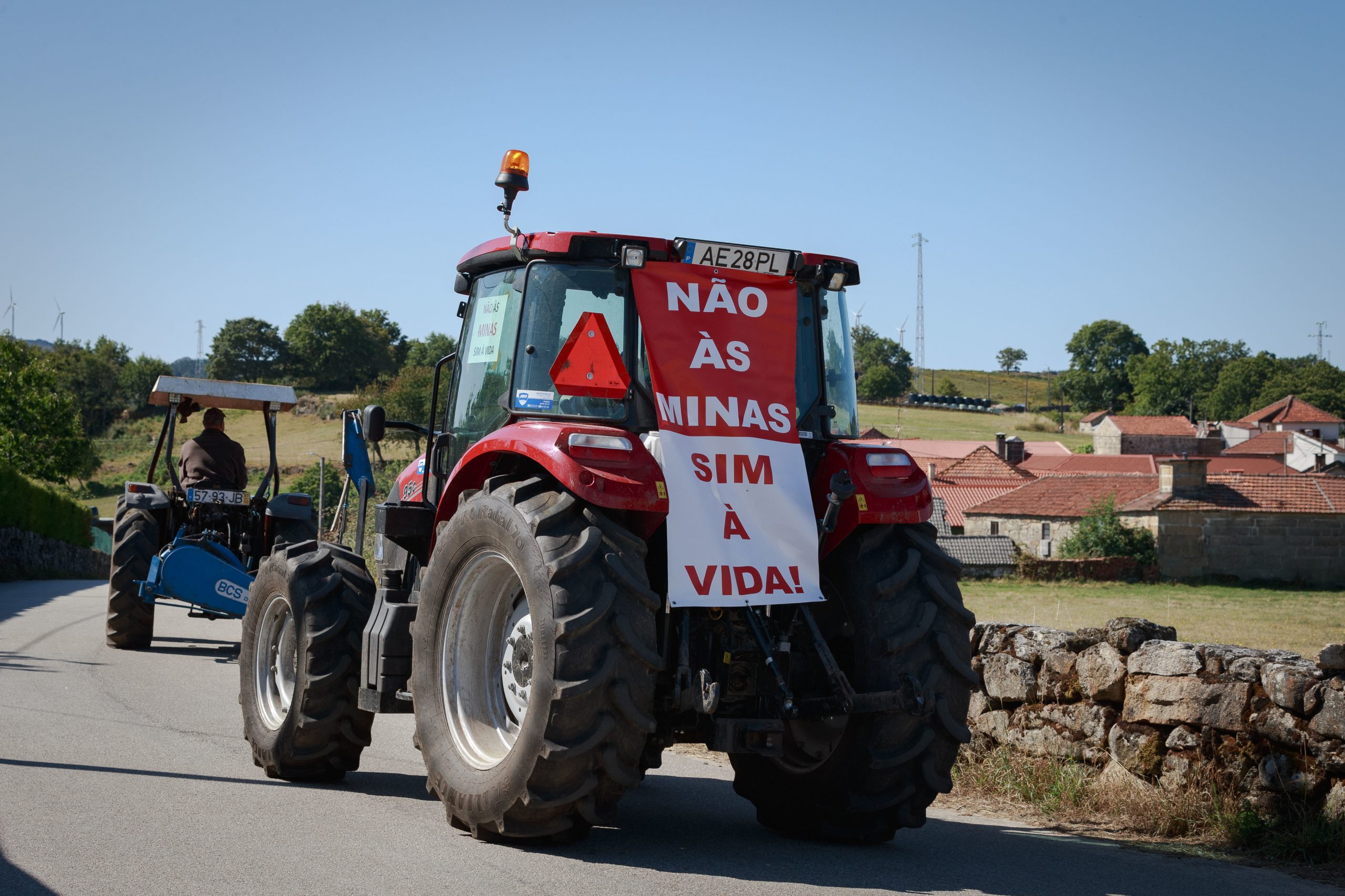 “Borralha sim, minas não”. Tratores, carros e motos em marcha lenta de protesto contra as minas no Barroso