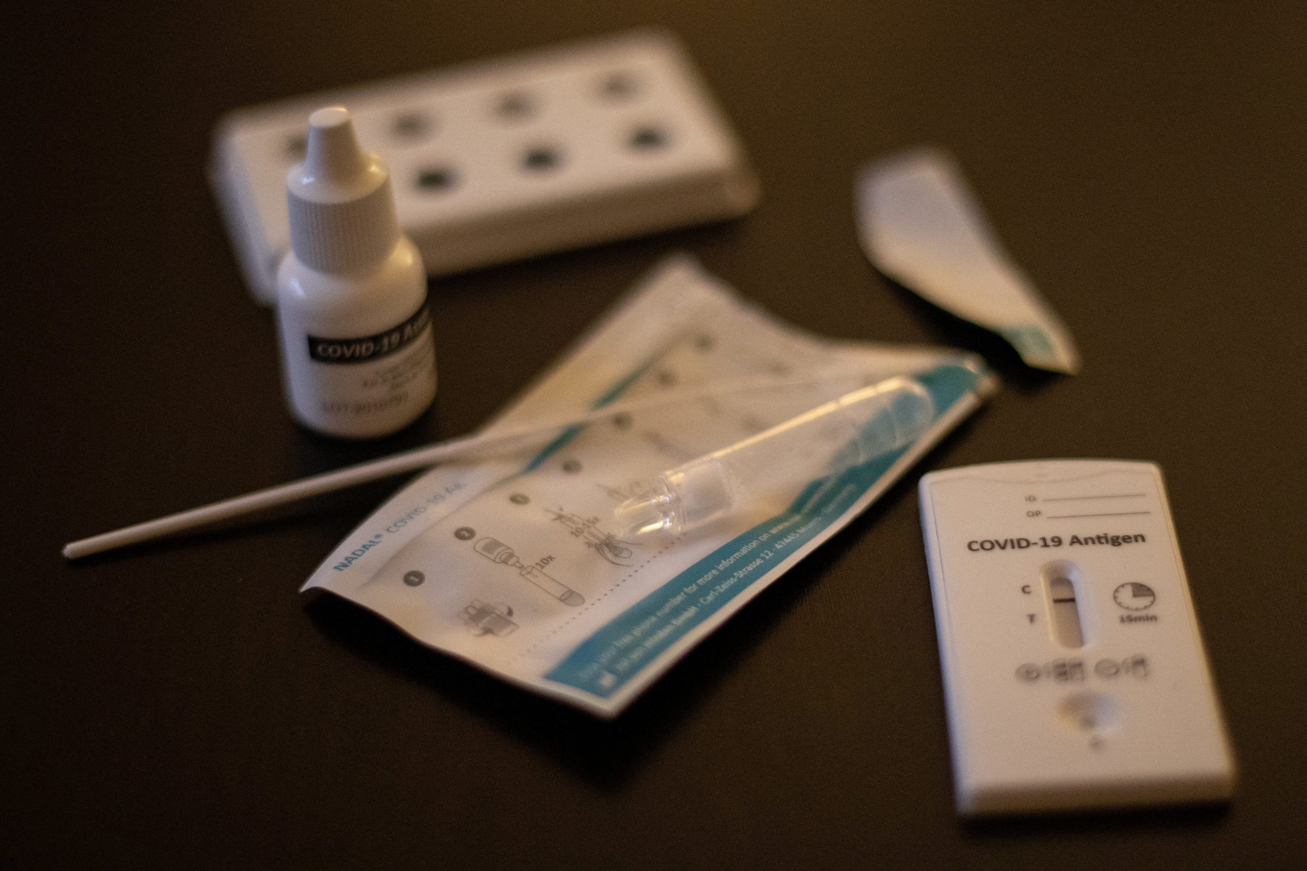 Testes rápidos para “leigos”: Onde comprar e o que fazer caso o resultado seja positivo, inconclusivo ou negativo