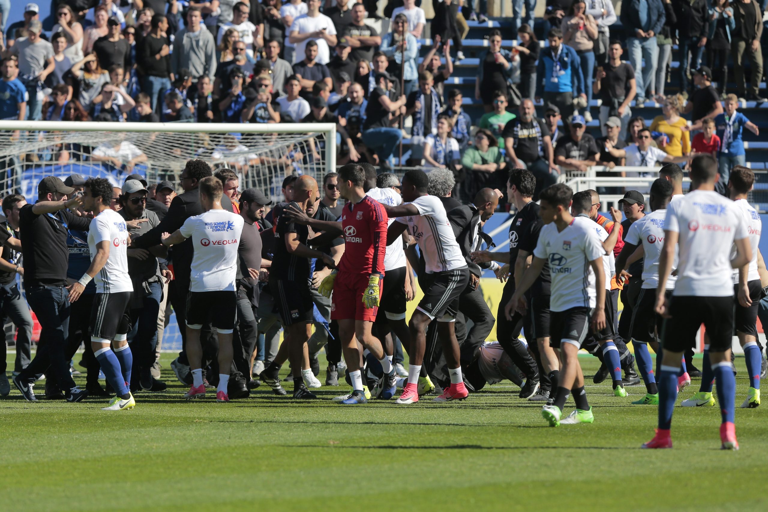Adeptos do Bastia invadem relvado e retardam início da partida com Lyon