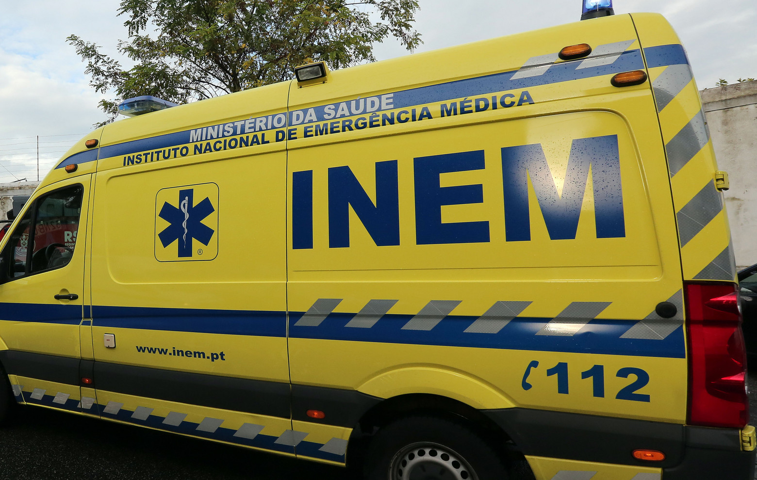 Um morto e nove feridos em acidente com três carros na EN125 em Lagoa