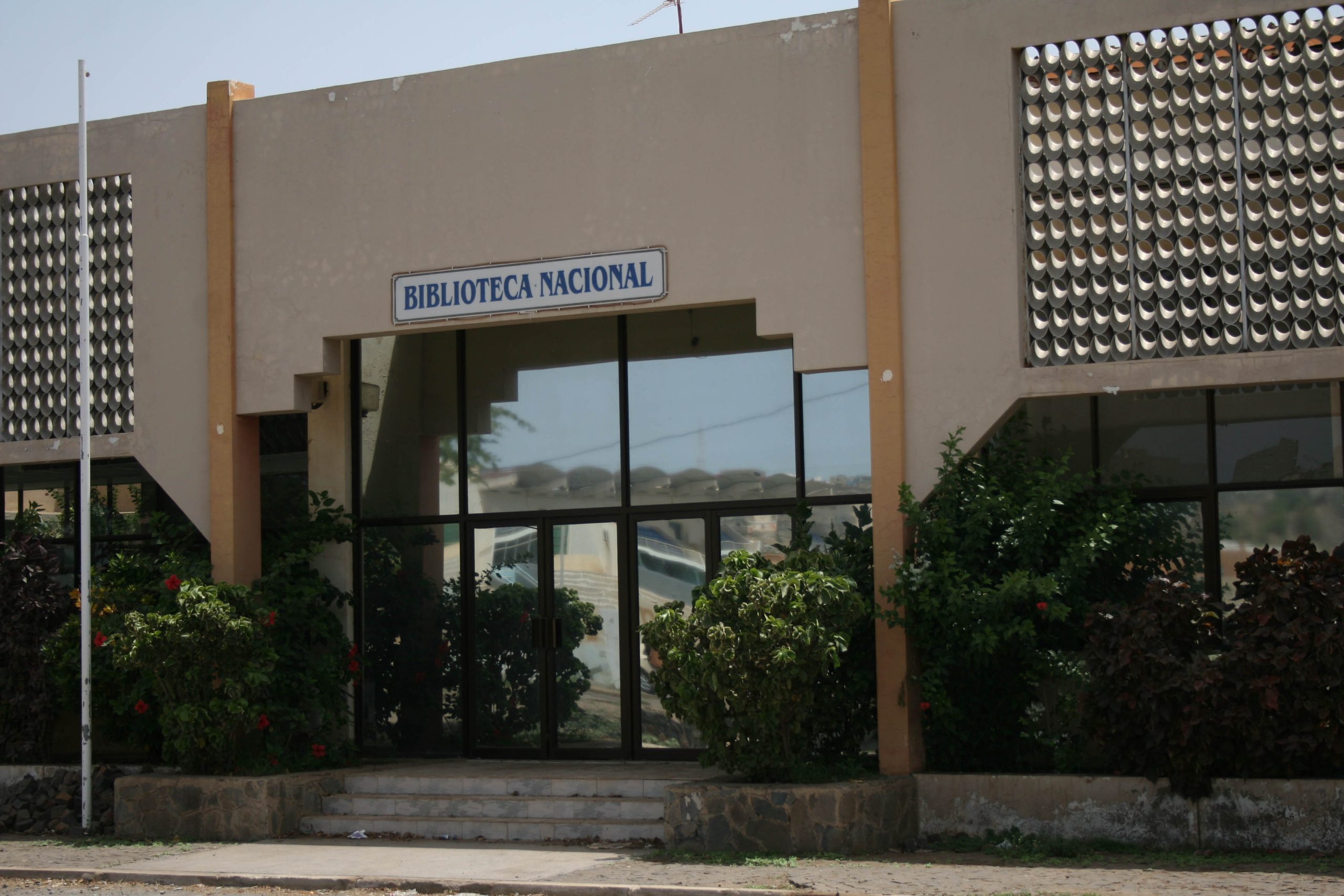 Brasil doa a Cabo Verde acervo do escritor Luís Romano
