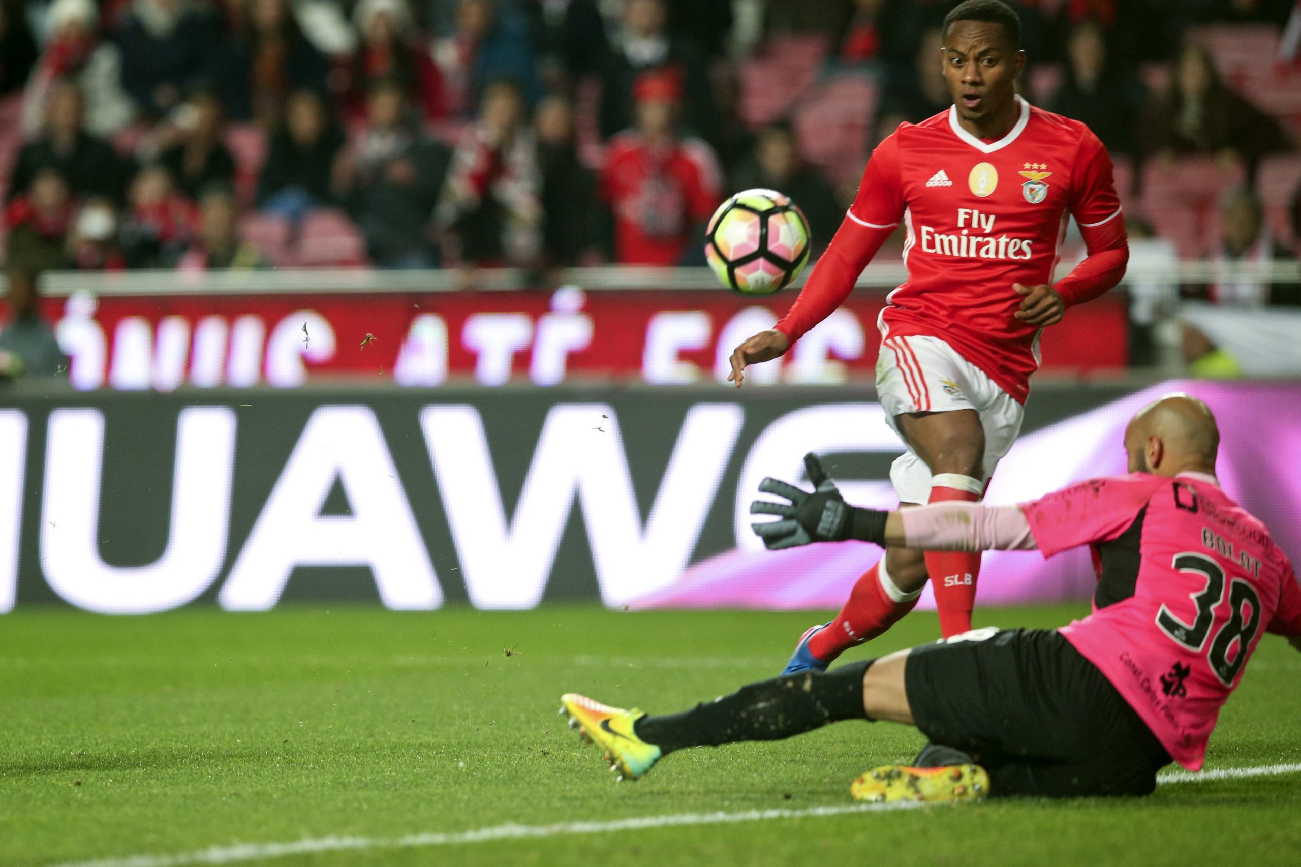 Carrillo emprestado por um ano ao Watford