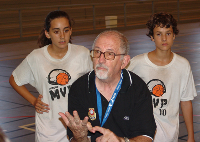 Com 80 anos e 63 a treinar Mário Barros continua um estudioso do basquetebol