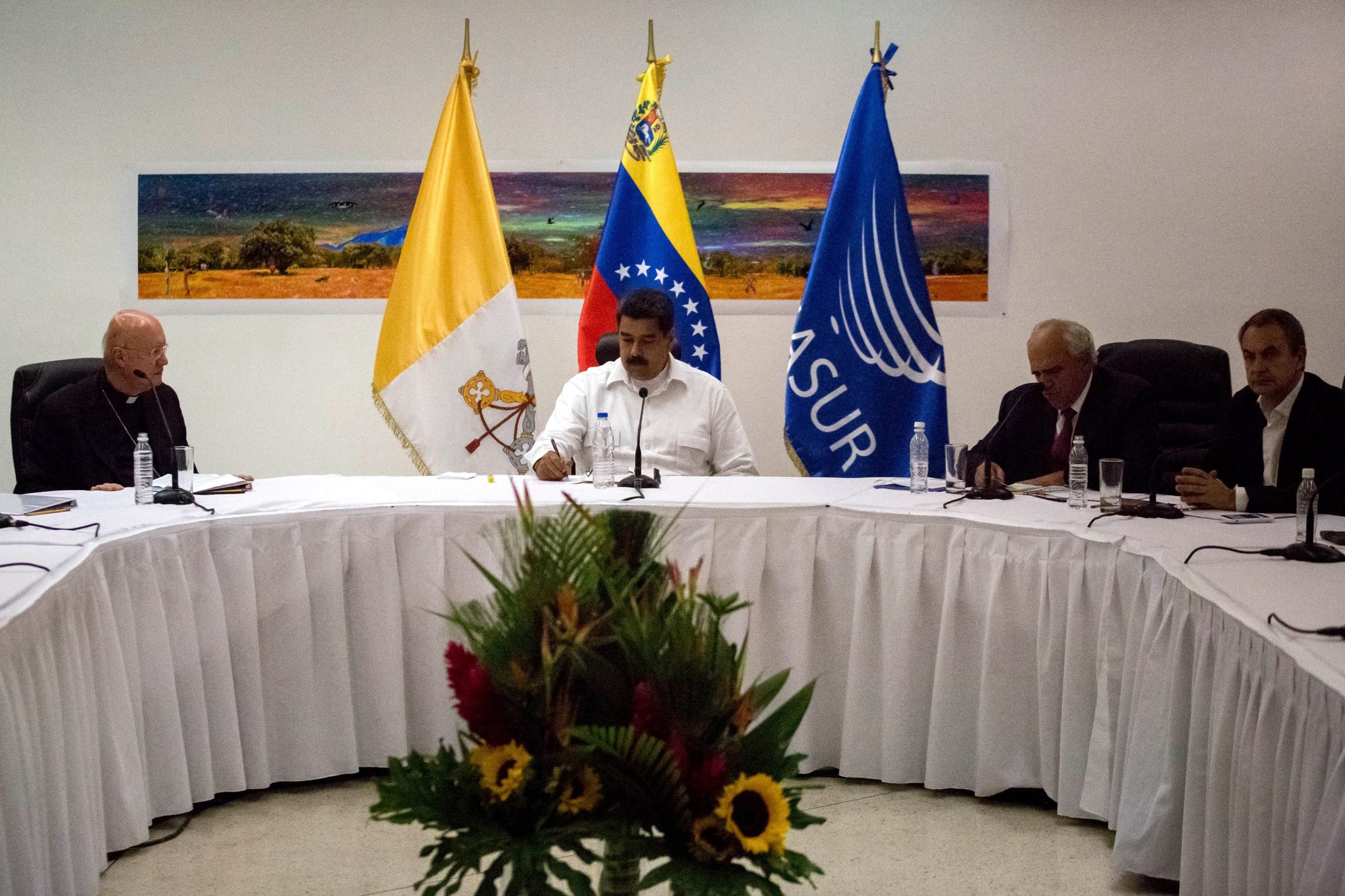 Libertados cinco membros da oposição venezuelana um dia após início do diálogo político