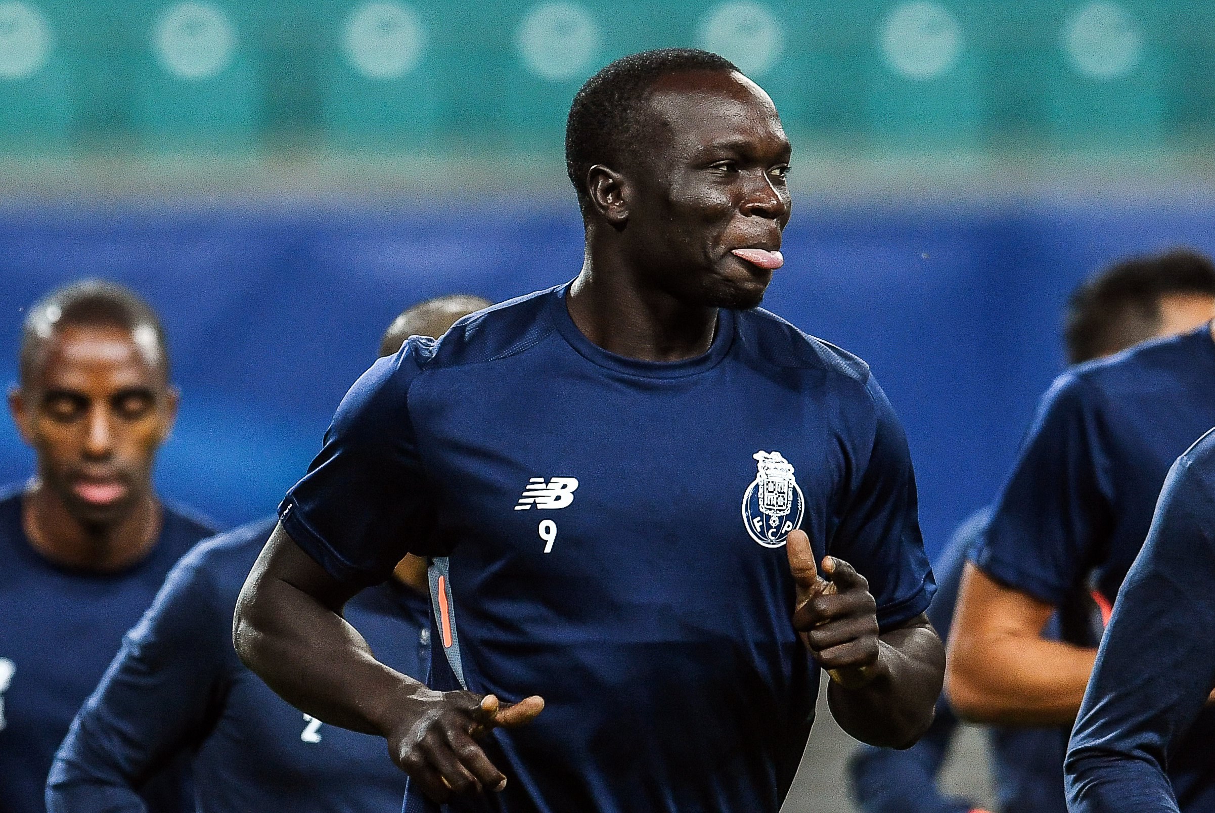 Futebolistas Sérgio Oliveira e Aboubakar regressam aos treinos no FC Porto