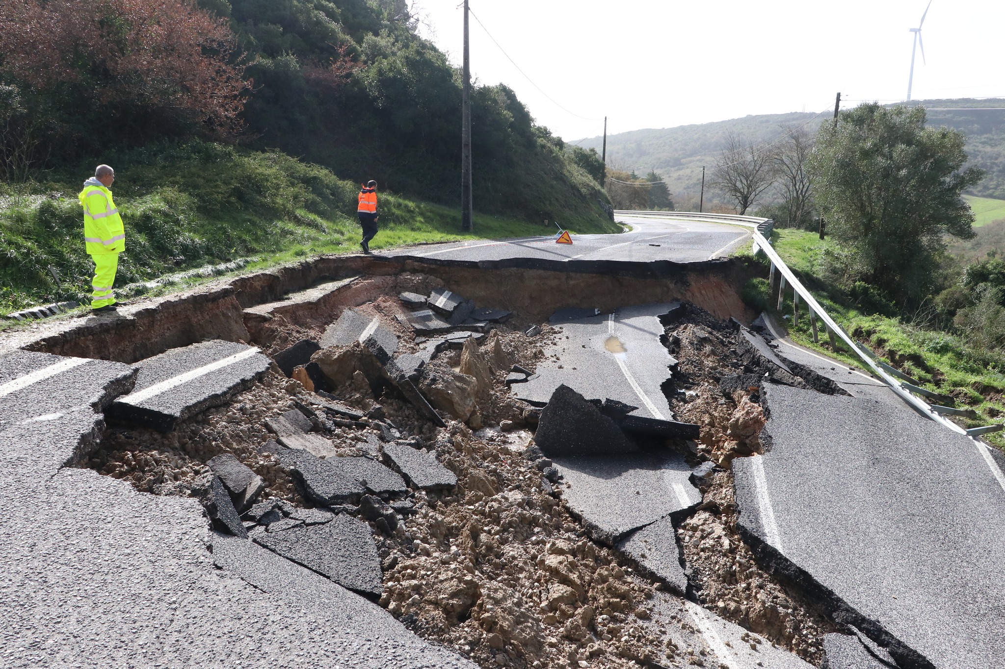 O mau tempo já passou, mas várias estradas continuam cortadas nos distritos de Lisboa e Leiria