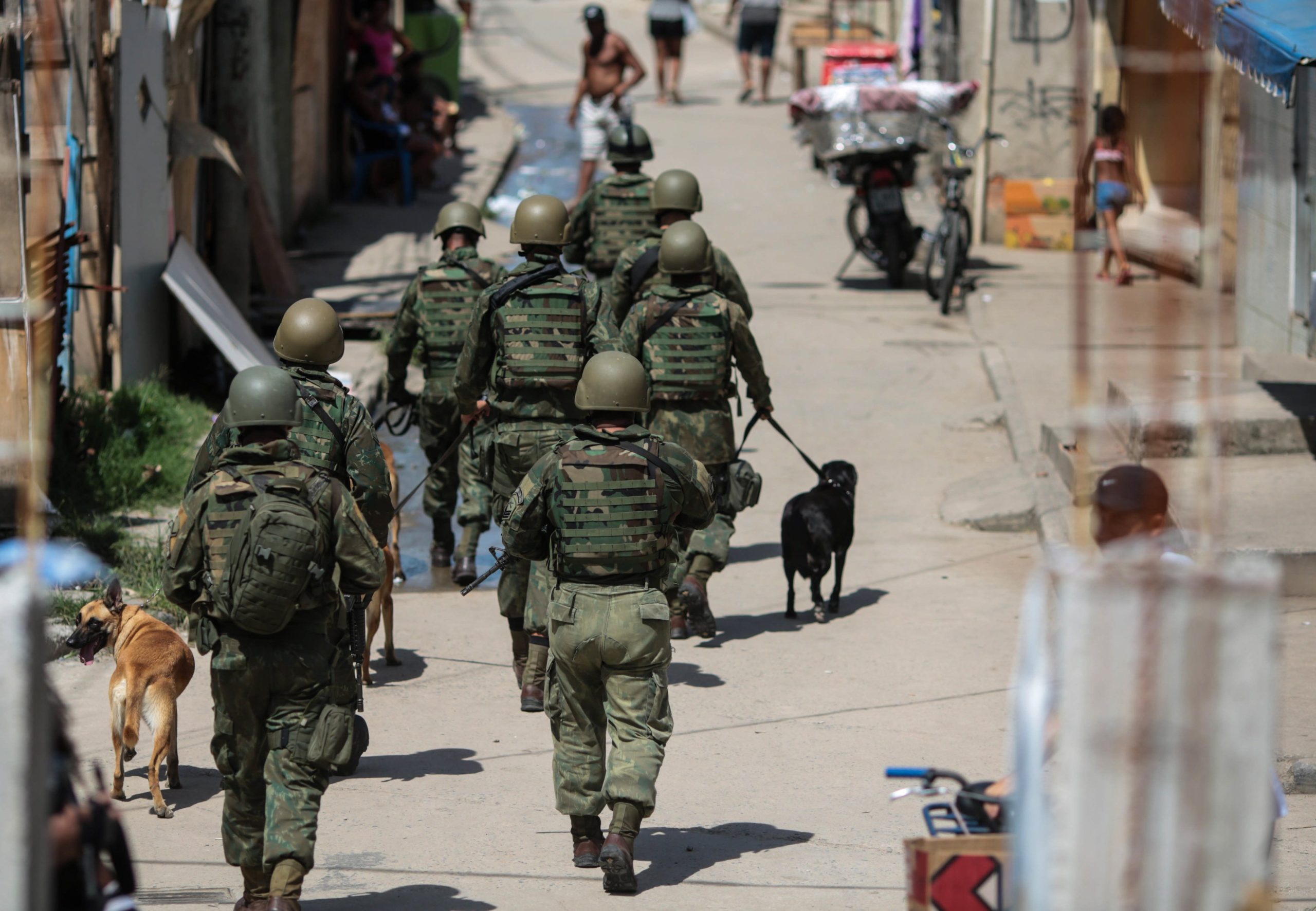 Brasil: 300 polícias em operação em favela do Rio de Janeiro. Espaço aéreo fechado a helicópteros
