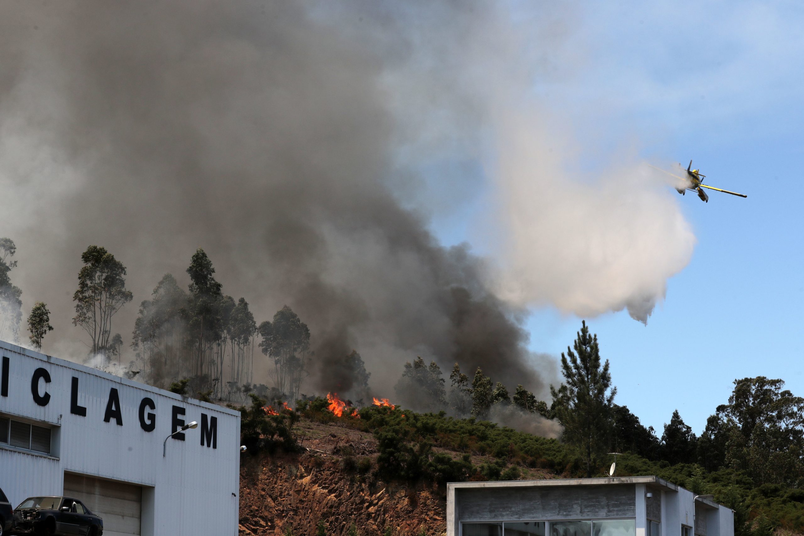Incêndios: Casas fora de perigo no fogo de Valongo que avança para Paços de Ferreira