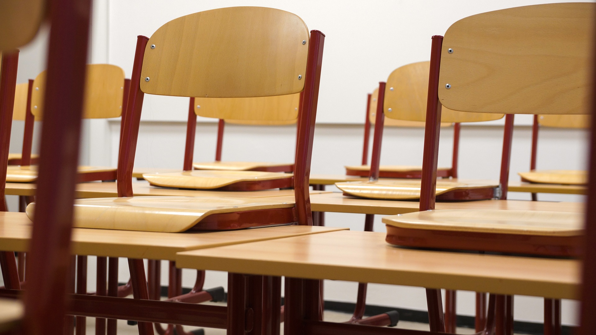 A vida discreta de quem garante o funcionamento das escolas